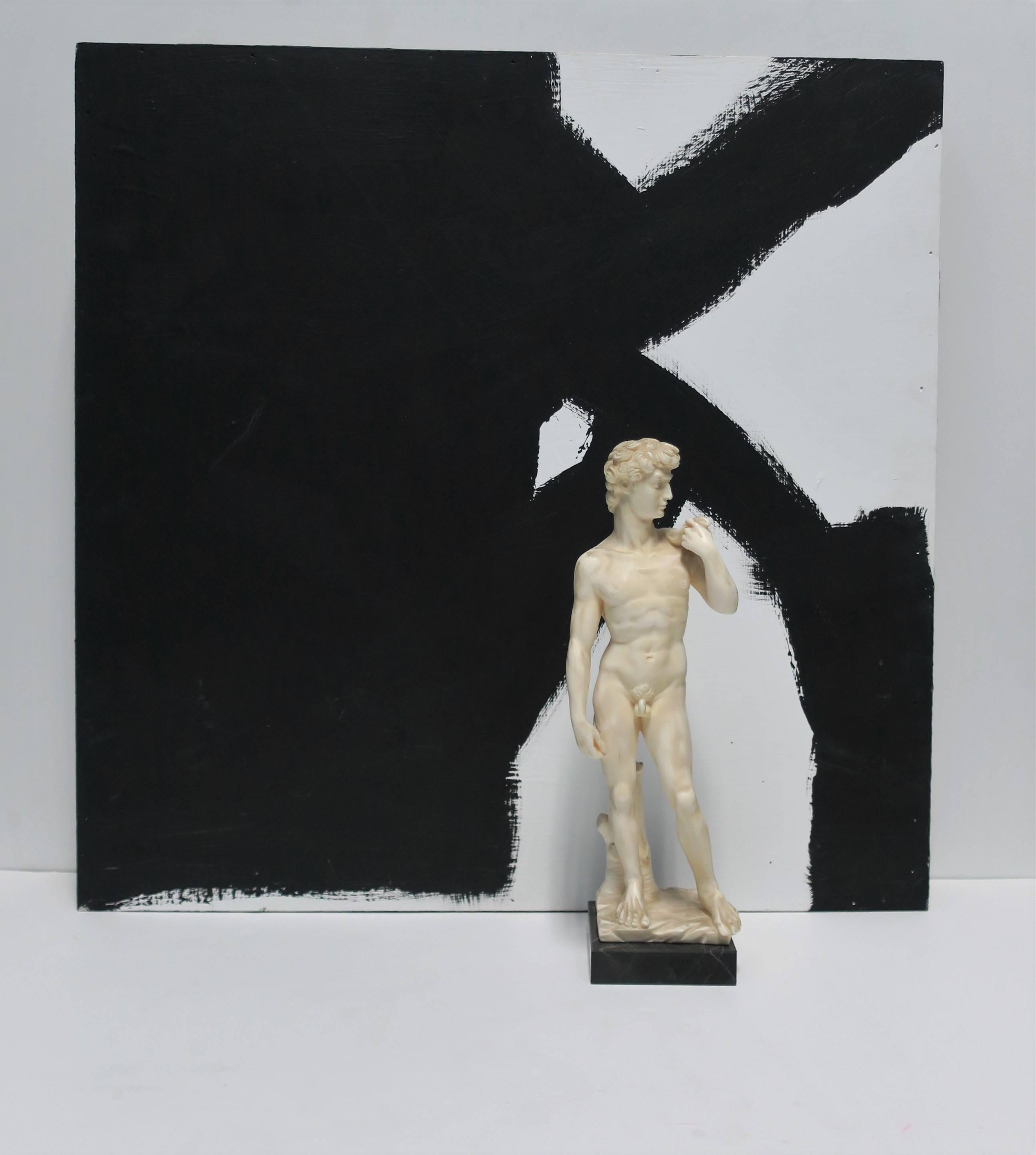 Klassische italienische römische Skulptur des 'David' auf schwarzem Marmorsockel (Klassisch-römisch) im Angebot
