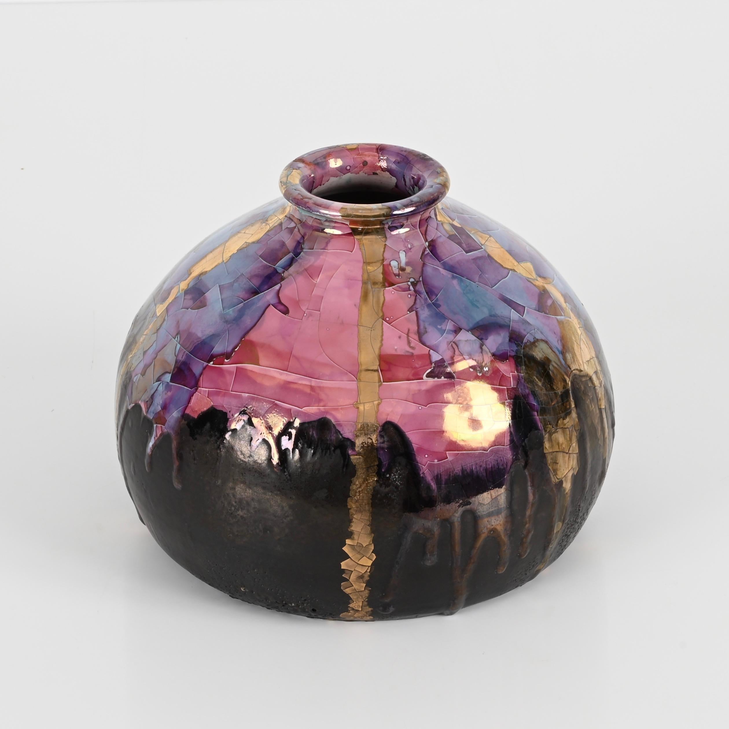 Smaltato Vaso italiano di metà secolo in ceramica smaltata in policromia di Claudio Pulli, anni '70 in vendita