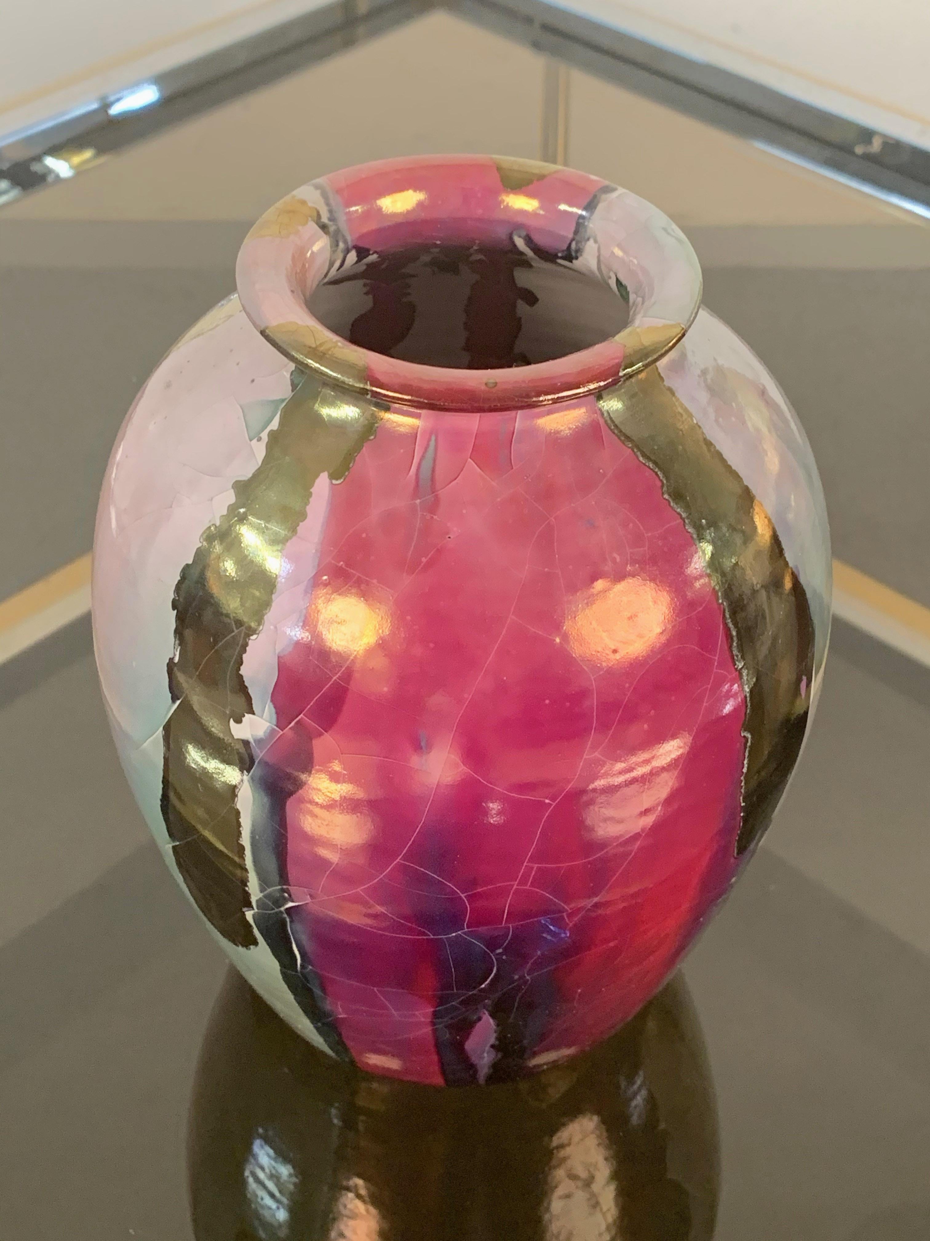 Ce vase en céramique polychrome est une merveilleuse production de Claudio Pulli, l'un des plus grands artistes sardes du XXe siècle.

Le vase a été produit pour I.S.O.L.A. et est réalisé en céramique émaillée, colorée avec du vernis à ongles aux