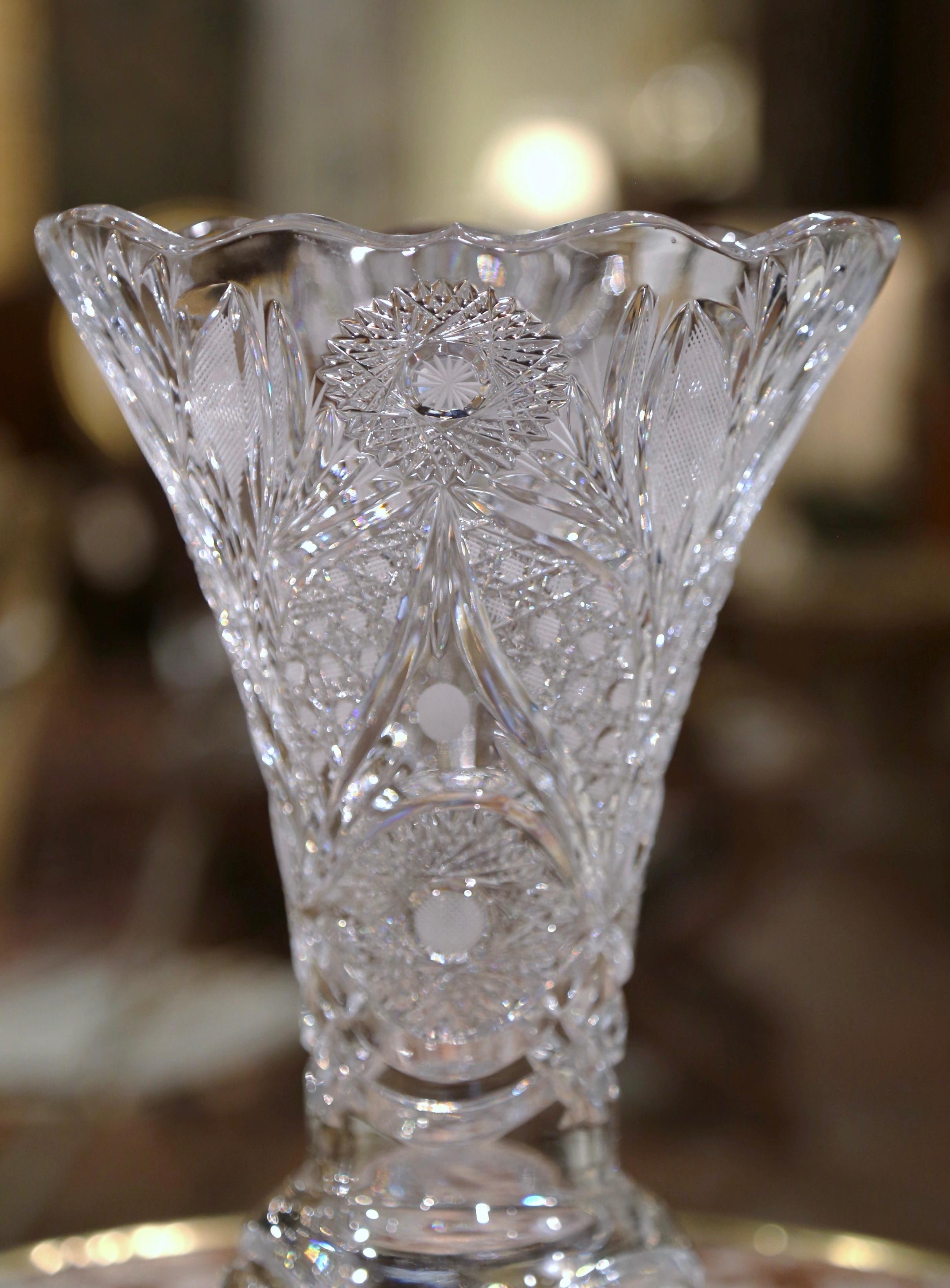 Mid-Century Clear Cut Kristall Trompetenvase mit geometrischen und Weinrebenmotiven (Französisch) im Angebot