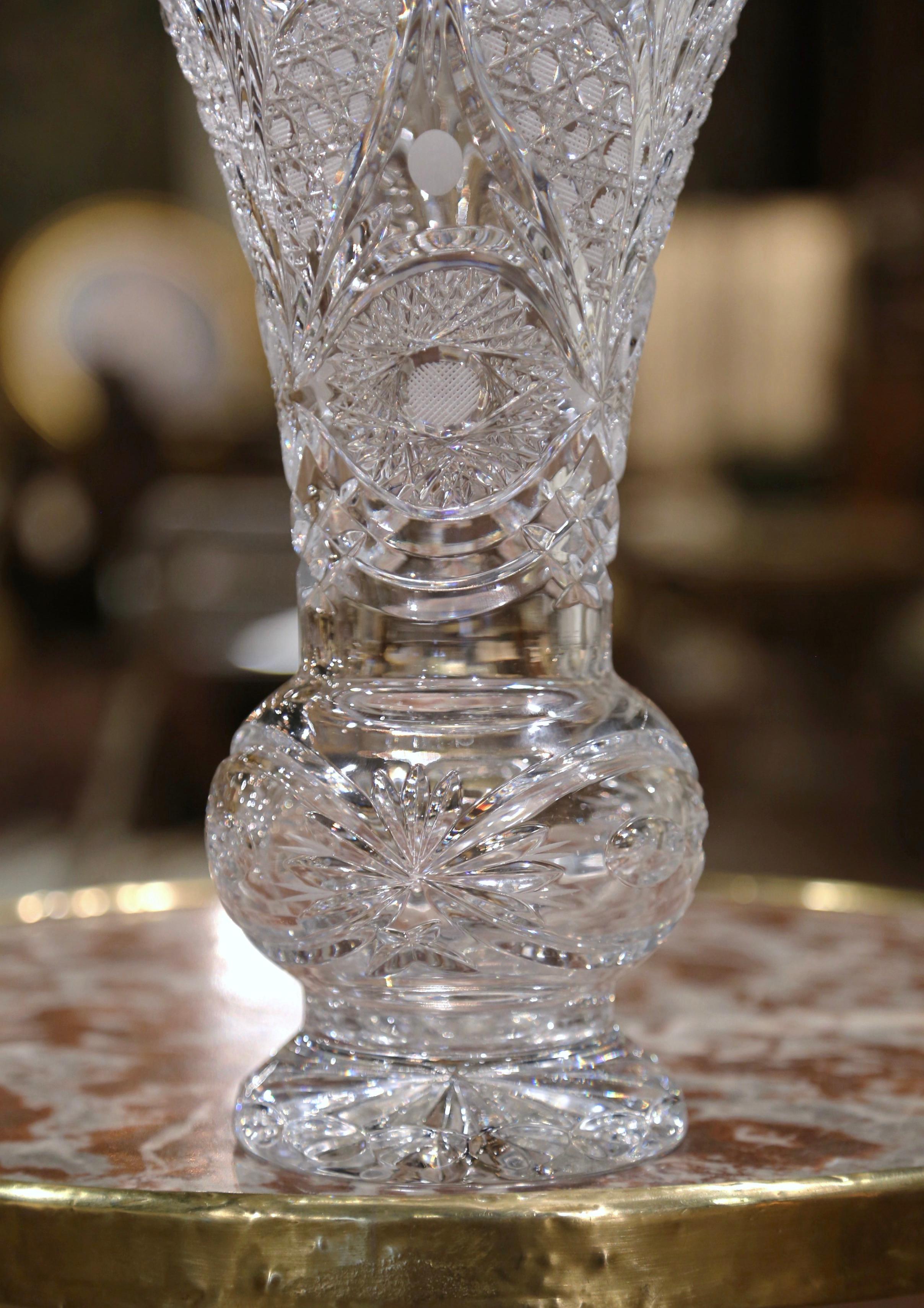 Mid-Century Clear Cut Kristall Trompetenvase mit geometrischen und Weinrebenmotiven (Handgefertigt) im Angebot