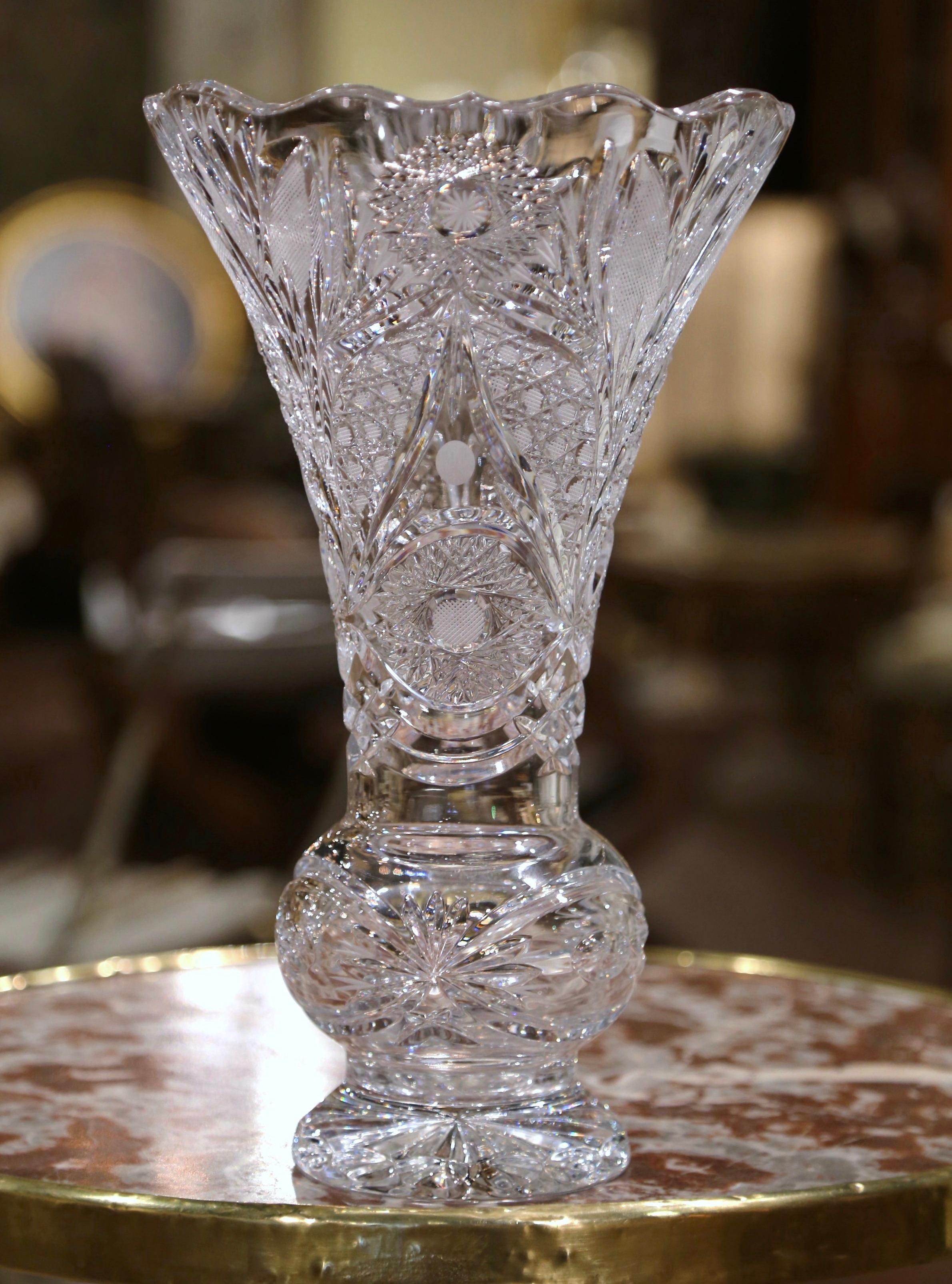 Mid-Century Clear Cut Kristall Trompetenvase mit geometrischen und Weinrebenmotiven im Zustand „Hervorragend“ im Angebot in Dallas, TX