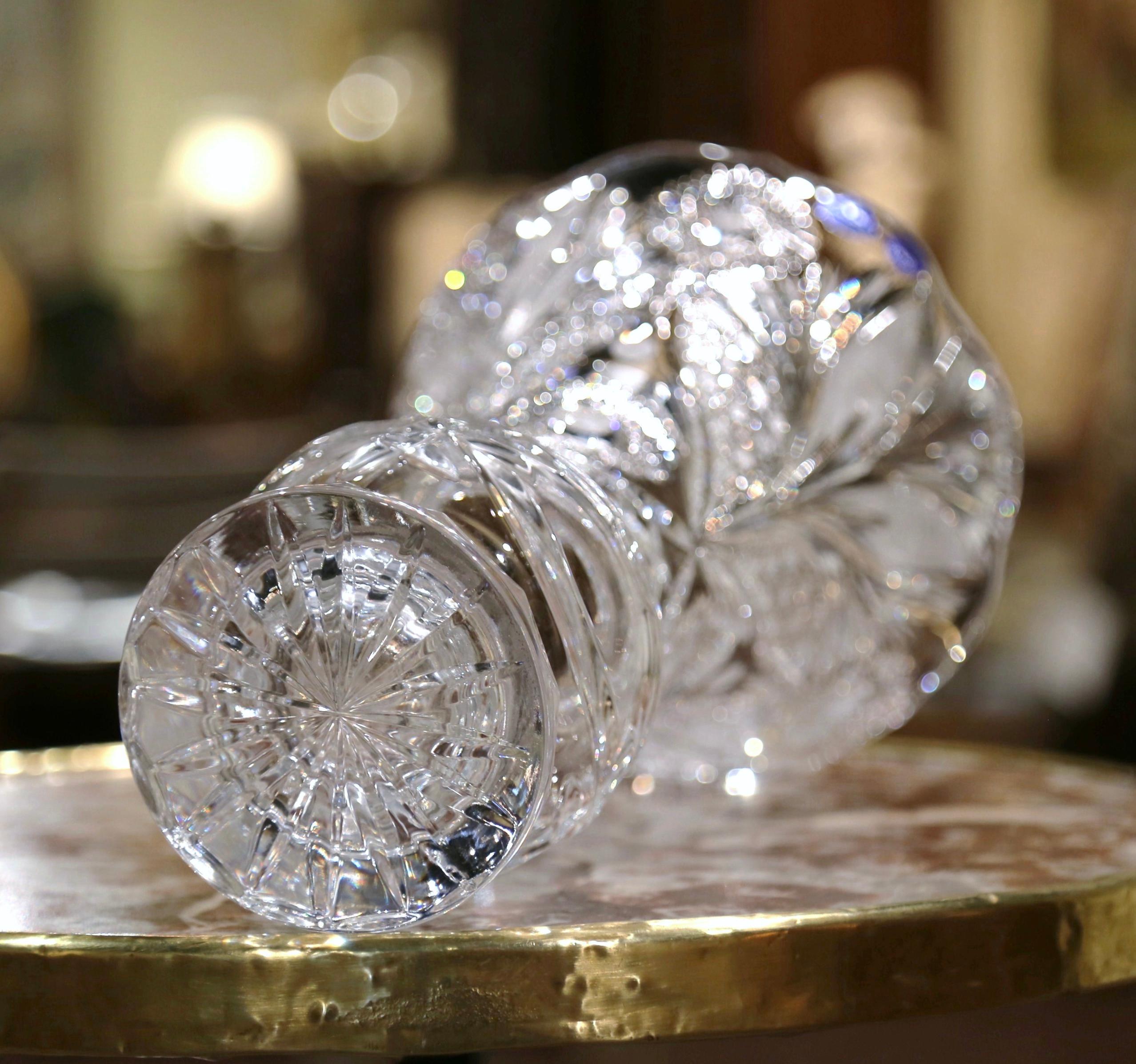 Cristal Vase trompette en cristal taillé transparent du milieu du siècle dernier avec motifs géométriques et de vignes en vente