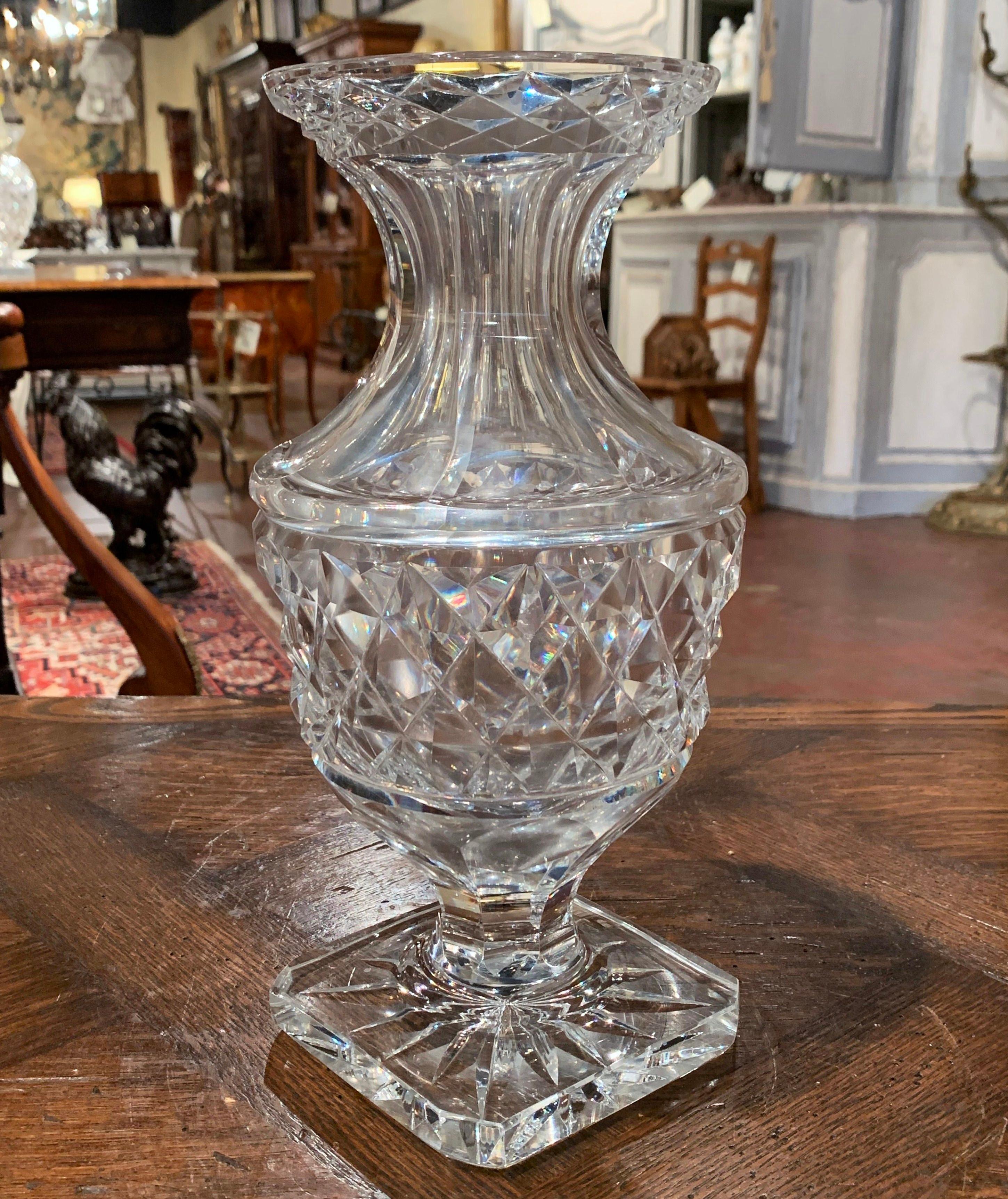 Néoclassique Vase en verre taillé transparent du milieu du siècle dernier avec motif géométrique en vente