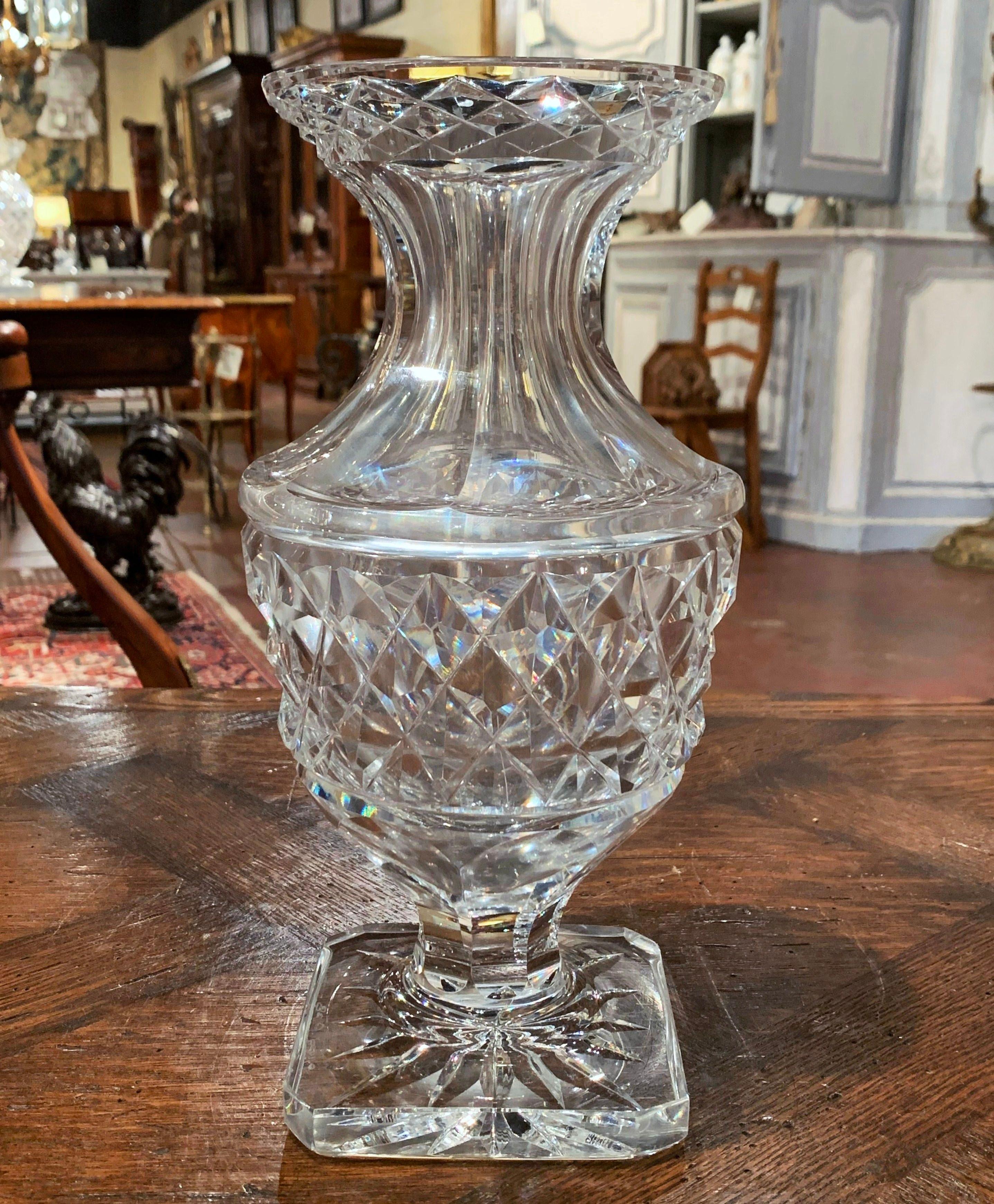 Français Vase en verre taillé transparent du milieu du siècle dernier avec motif géométrique en vente