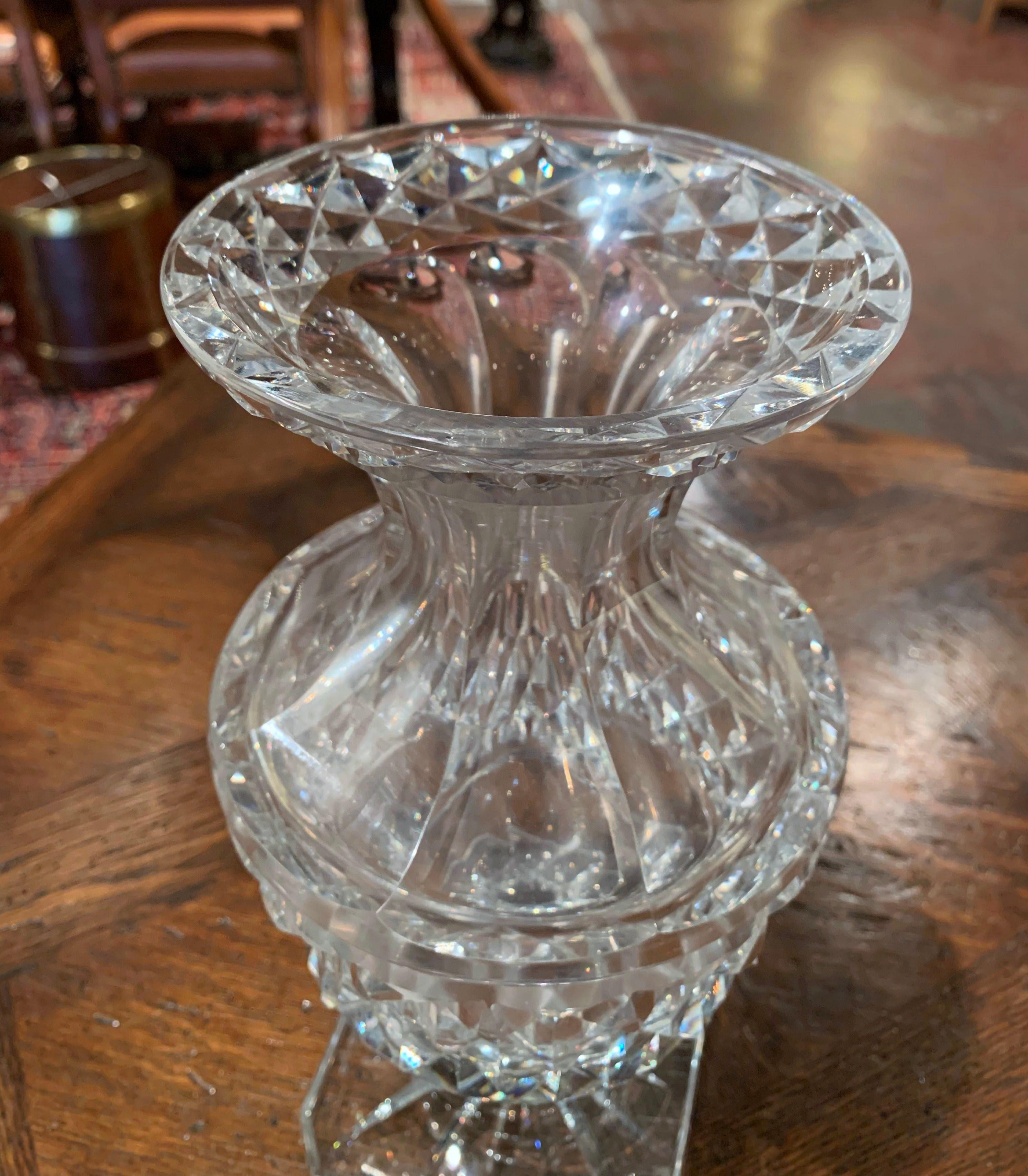 Fait main Vase en verre taillé transparent du milieu du siècle dernier avec motif géométrique en vente