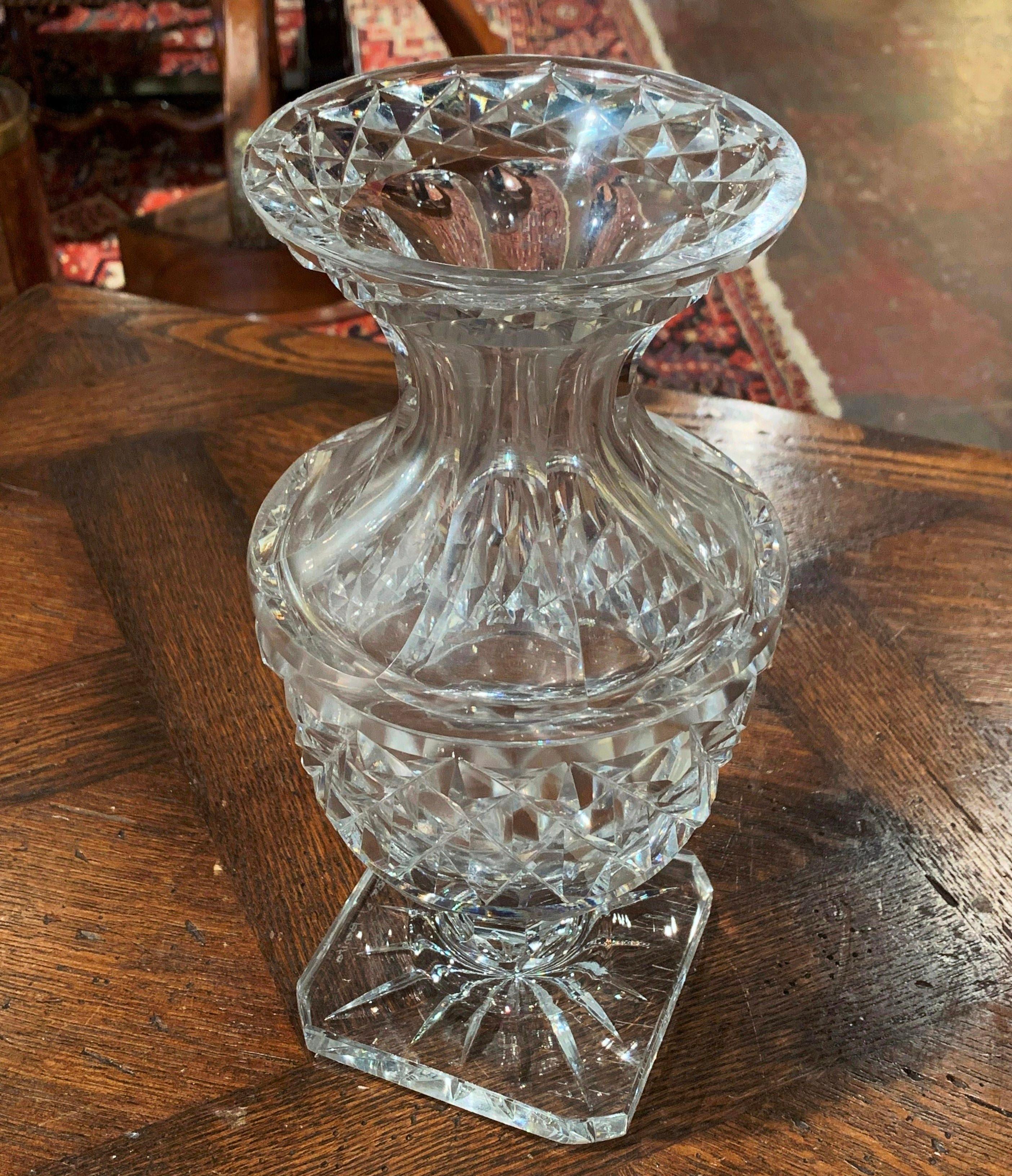 Vase en verre taillé transparent du milieu du siècle dernier avec motif géométrique Excellent état - En vente à Dallas, TX