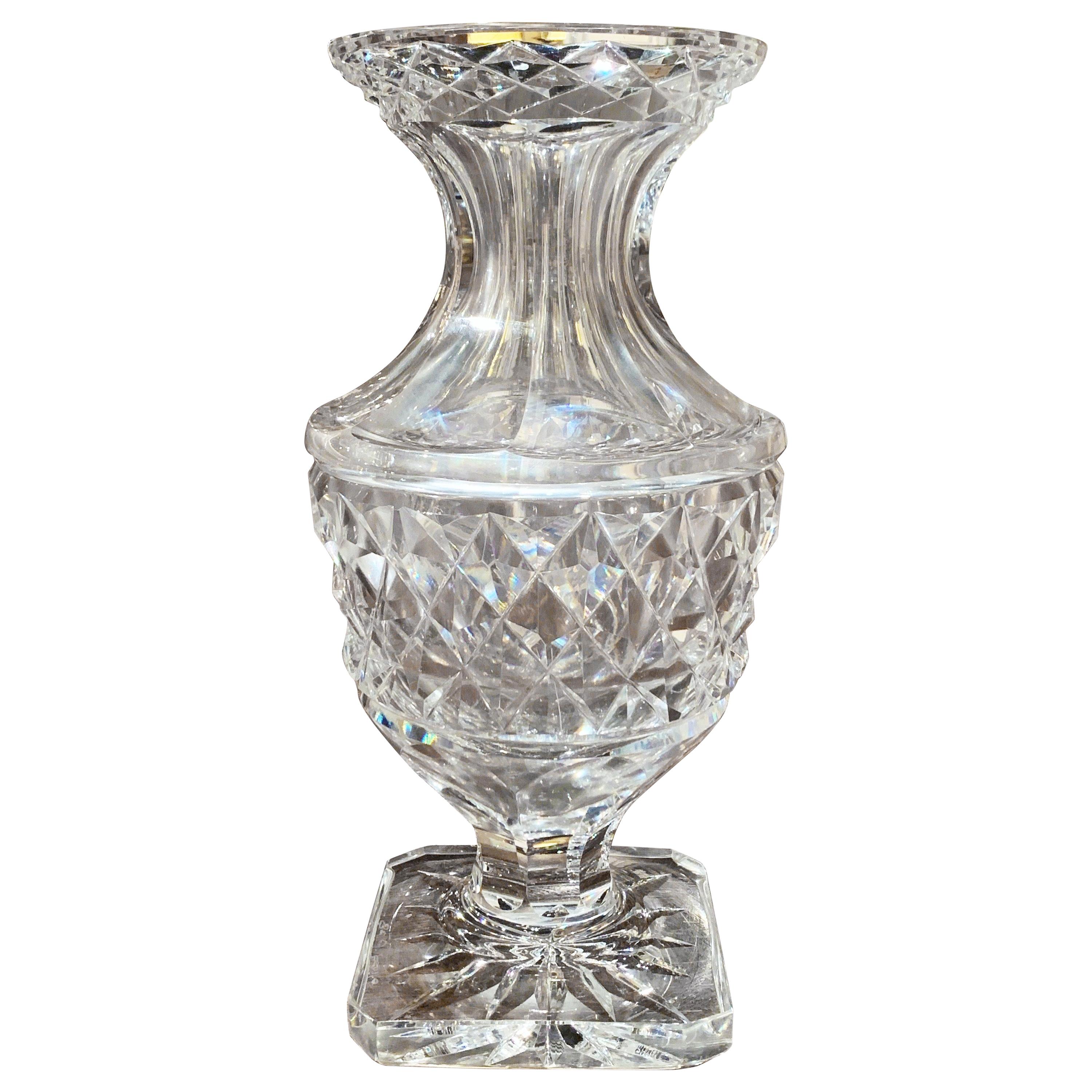 Vase en verre taillé transparent du milieu du siècle dernier avec motif géométrique en vente