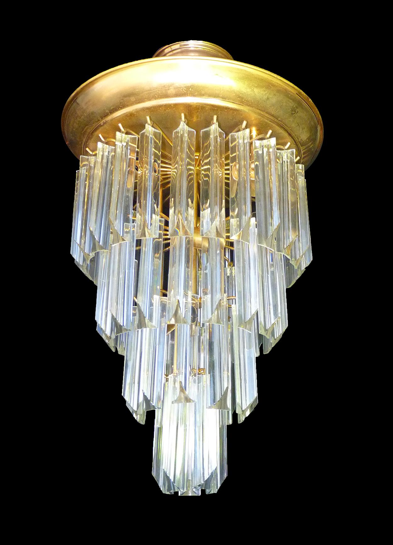 Midcentury Clear Murano Crystal Glass Prisms Gilt Brass Wedding Cake Chandelier In Good Condition For Sale In Coimbra, PT