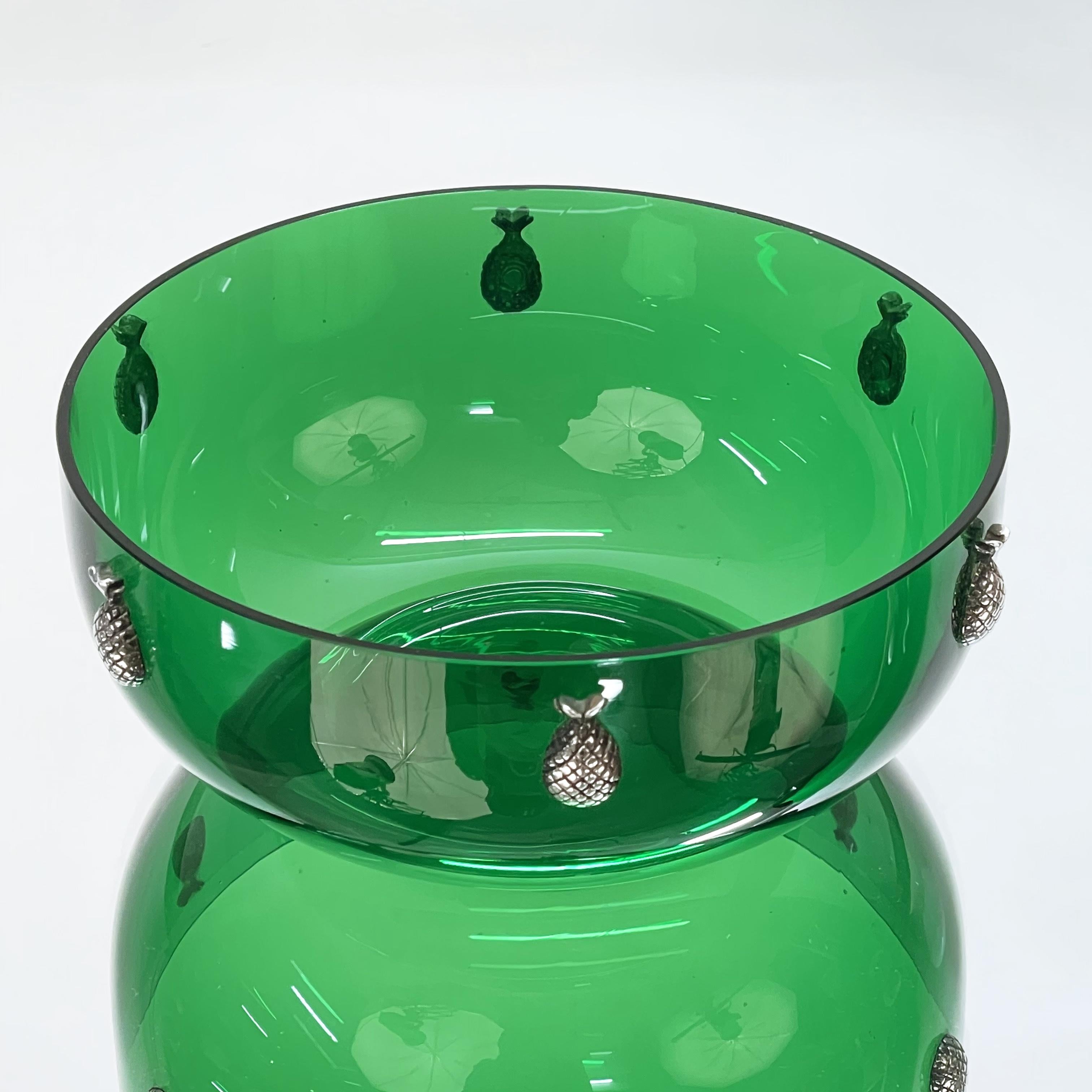 Amazing midcentury centrepiece Murano glass and silver-plated finishes. This fantastic piece was designed in Italy by Cleto Munari during the 1980s.

This wonderful item is made of vivid Murano green glass with eight silver-plated pineapples.