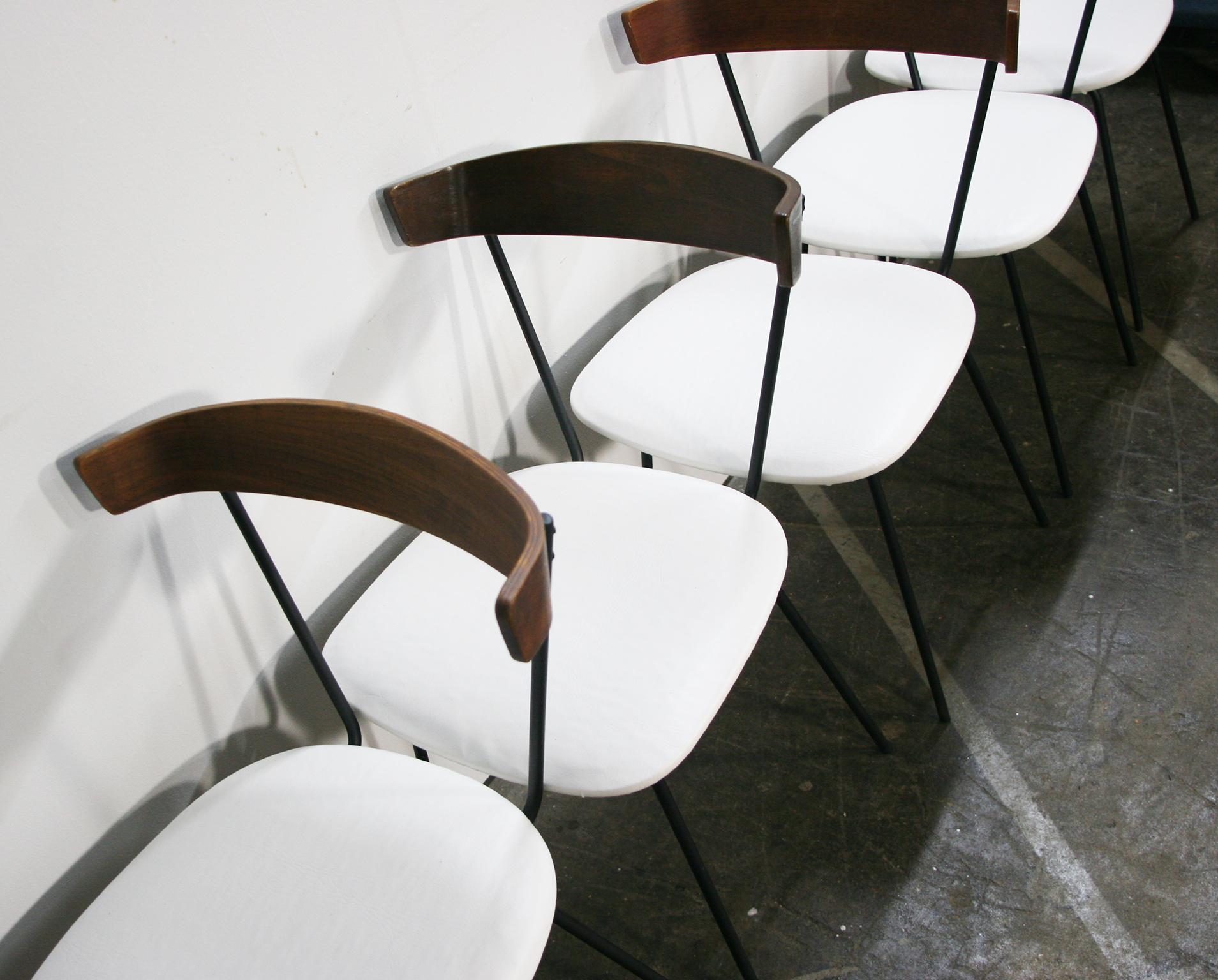 Beautiful 1950s Clifford Pascoe all white dining set with round table and 5 matching chairs - Minimalist design. Very delicate designed round dining table with iron base and legs. White Formica table. Very clean white vinyl padded seats with iron