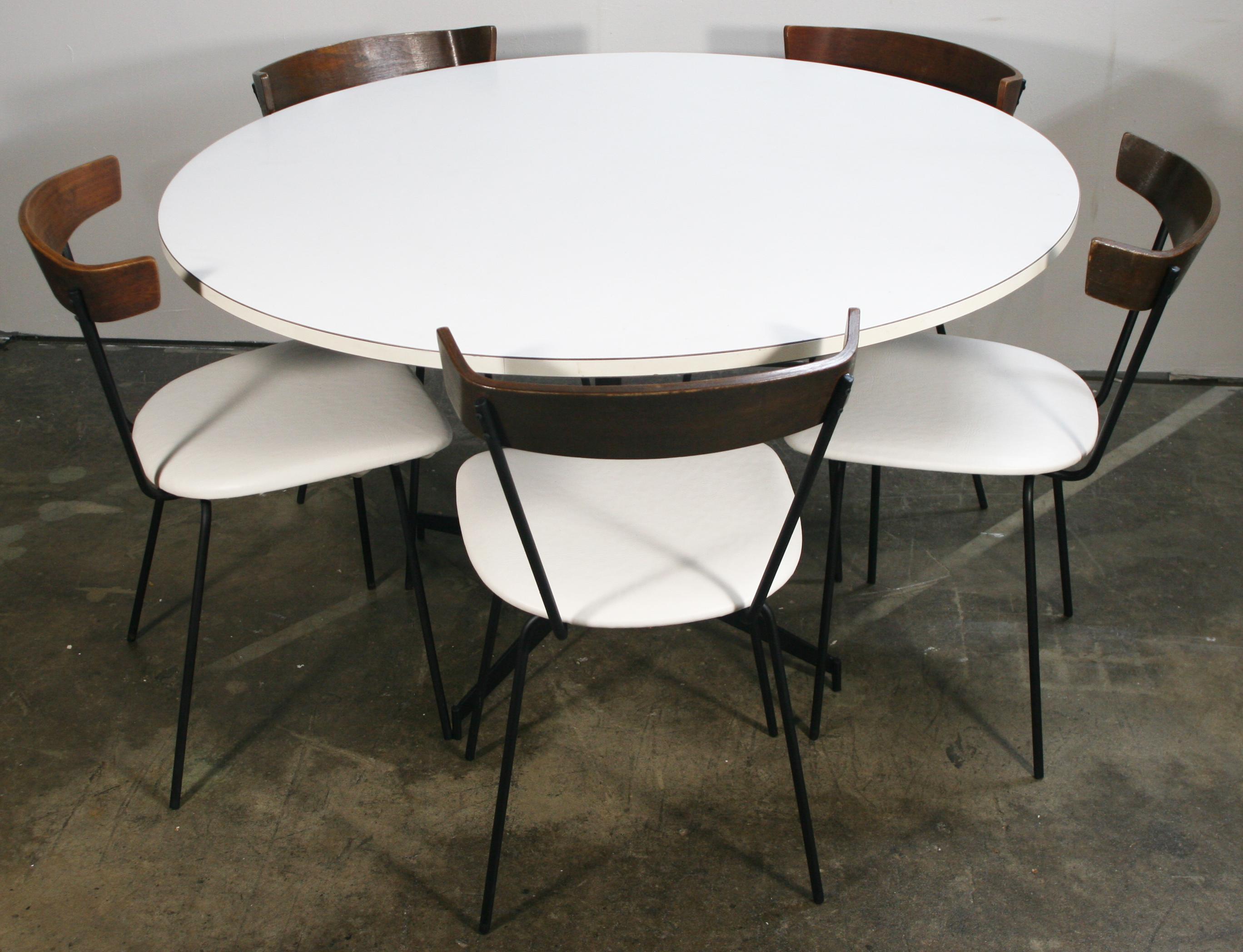 Midcentury Clifford Pascoe Dining Set 5 Chairs and Round Table White Vinyl Iron In Good Condition In BROOKLYN, NY