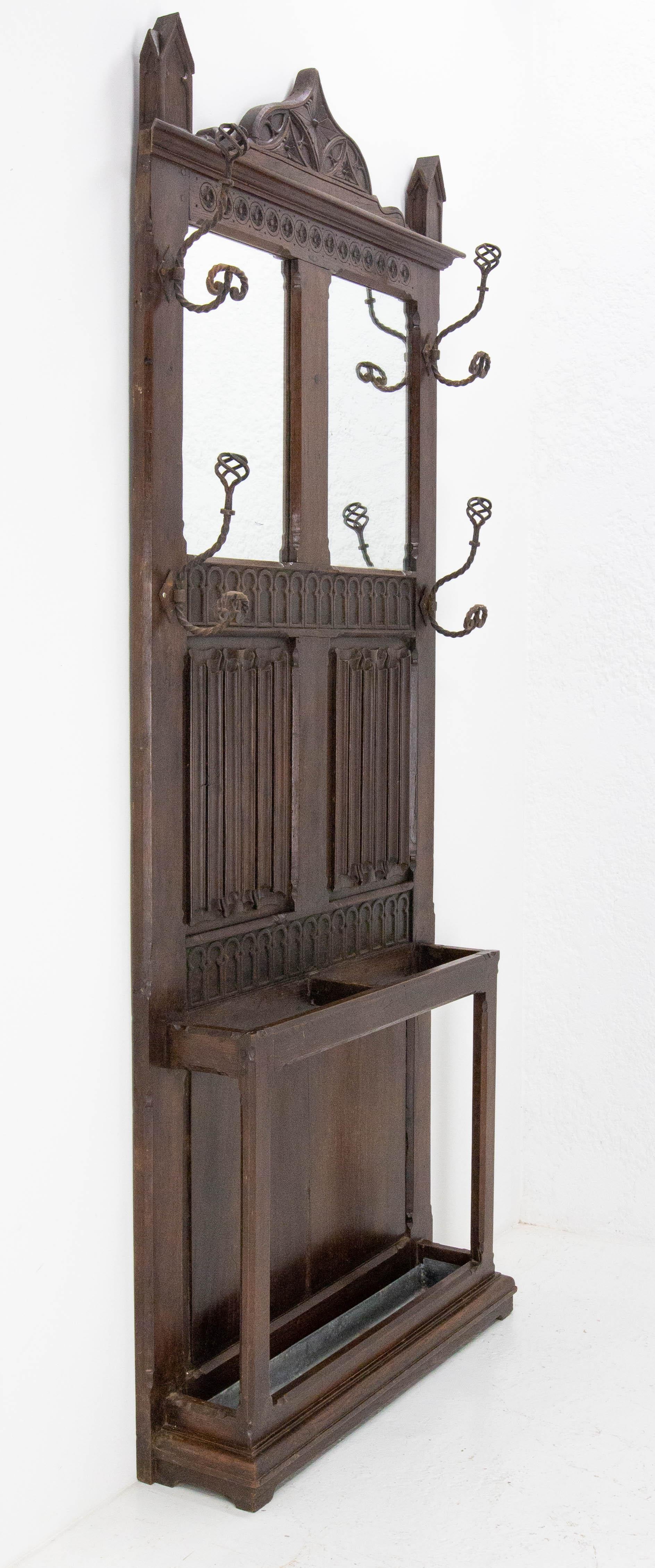French 19th mid-century coat and hat rack hall stand
Carved oak in the gothic style and mirrors.
This type of furniture was placed near the front door and was used to prepare for going out. There was plenty of room for the clothes and accessories of