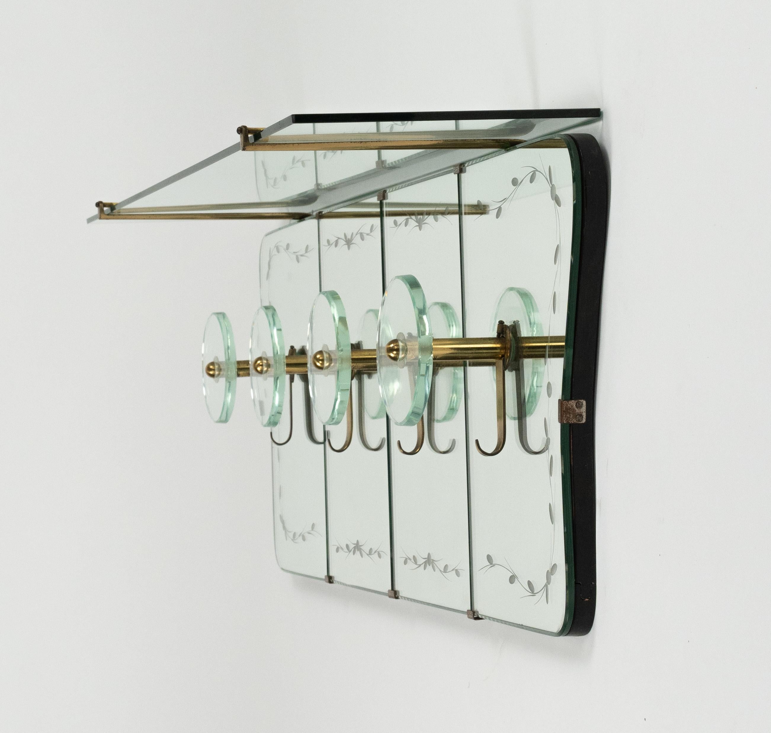 Scaffale appendiabiti del Medioevo in specchio, ottone e vetro di Cristal Arte, Italia, anni '50 in vendita 3