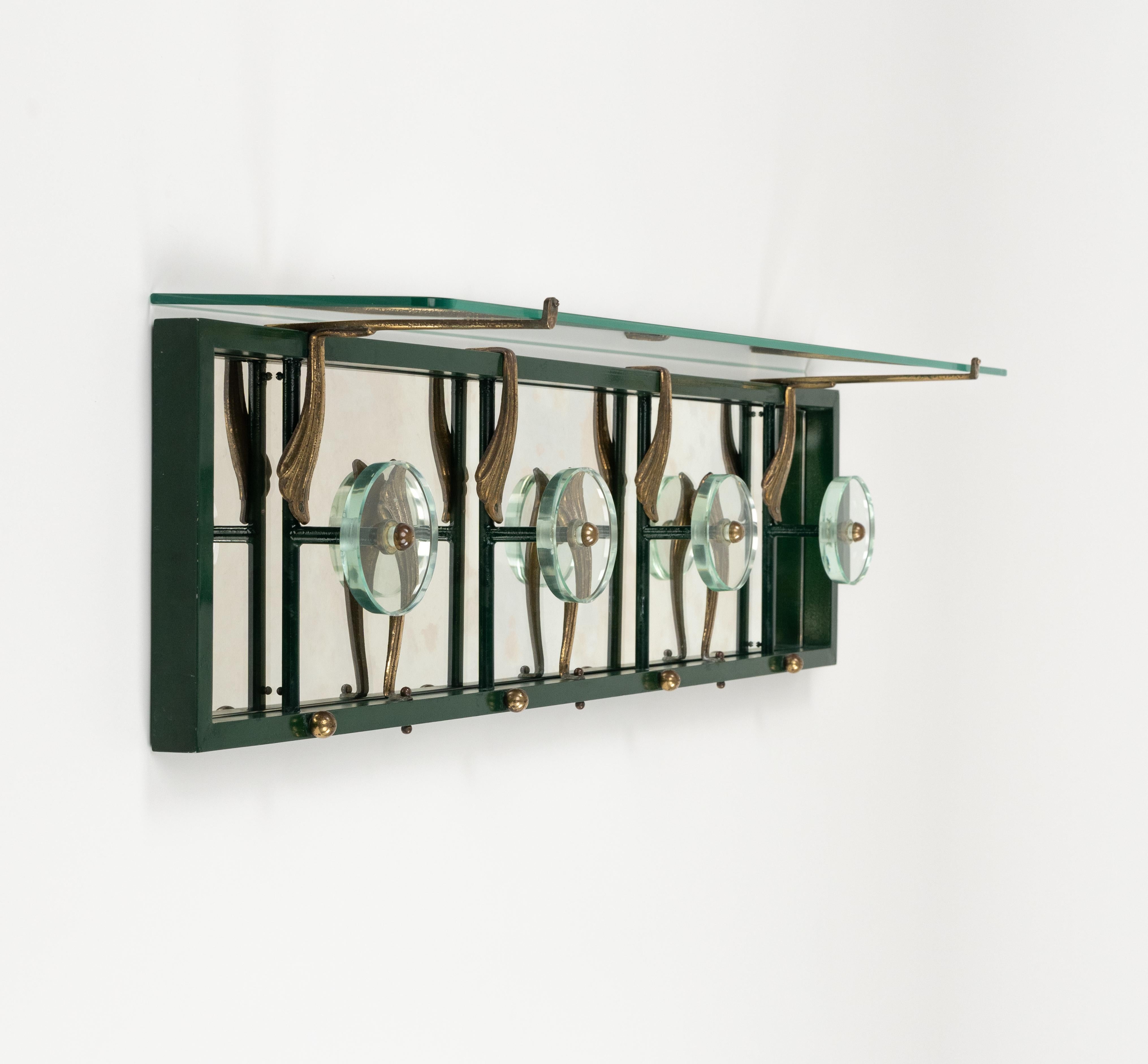 Midcentury amazing rectangular wall-mounted coat rack in aluminum, mirror, brass, a top glass shelf with four circular hooks in glass by Cristal Art.

Made in Italy in the 1950s.