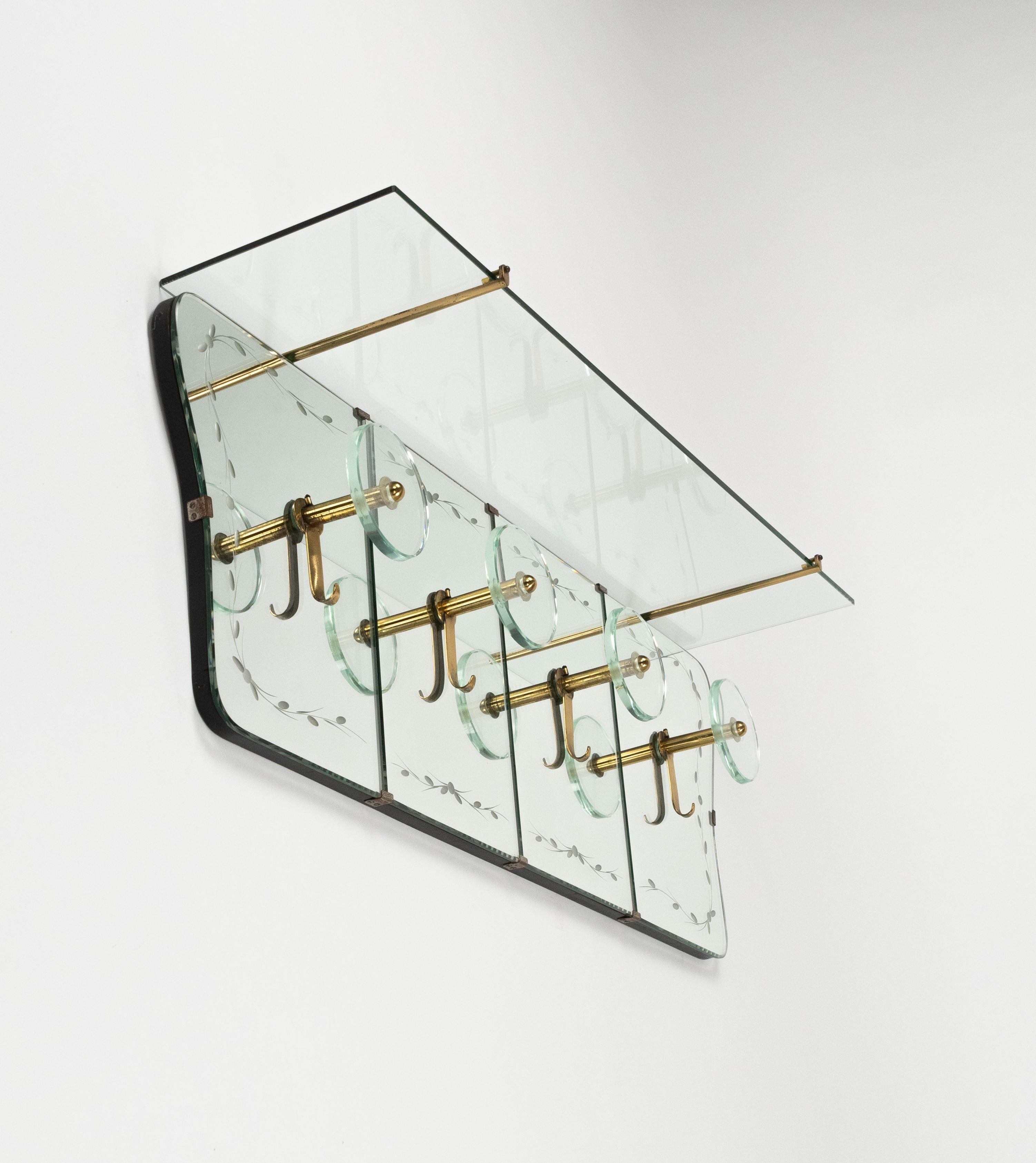 Metà XX secolo Scaffale appendiabiti del Medioevo in specchio, ottone e vetro di Cristal Arte, Italia, anni '50 in vendita
