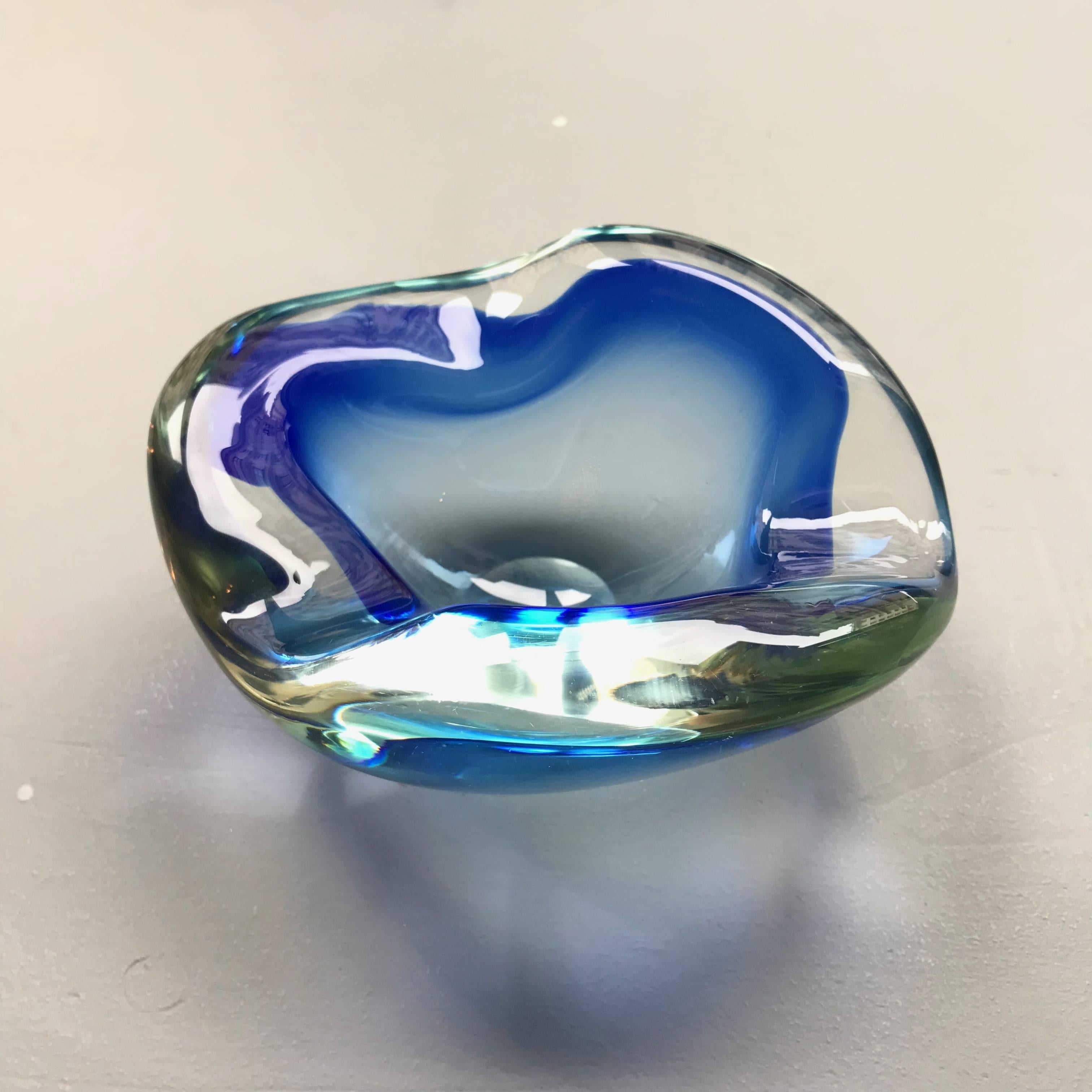 Unique cobalt blue blown Murano glass bowl with three folded edges. The bowl was handblown of heavy thick-walled glass, with fire polished rims by Murano Art Glass in 1950s.

Measurements: L 17 x D 15 x H 8 cm. / L 6.7 x D 6 x H 3.1 in.