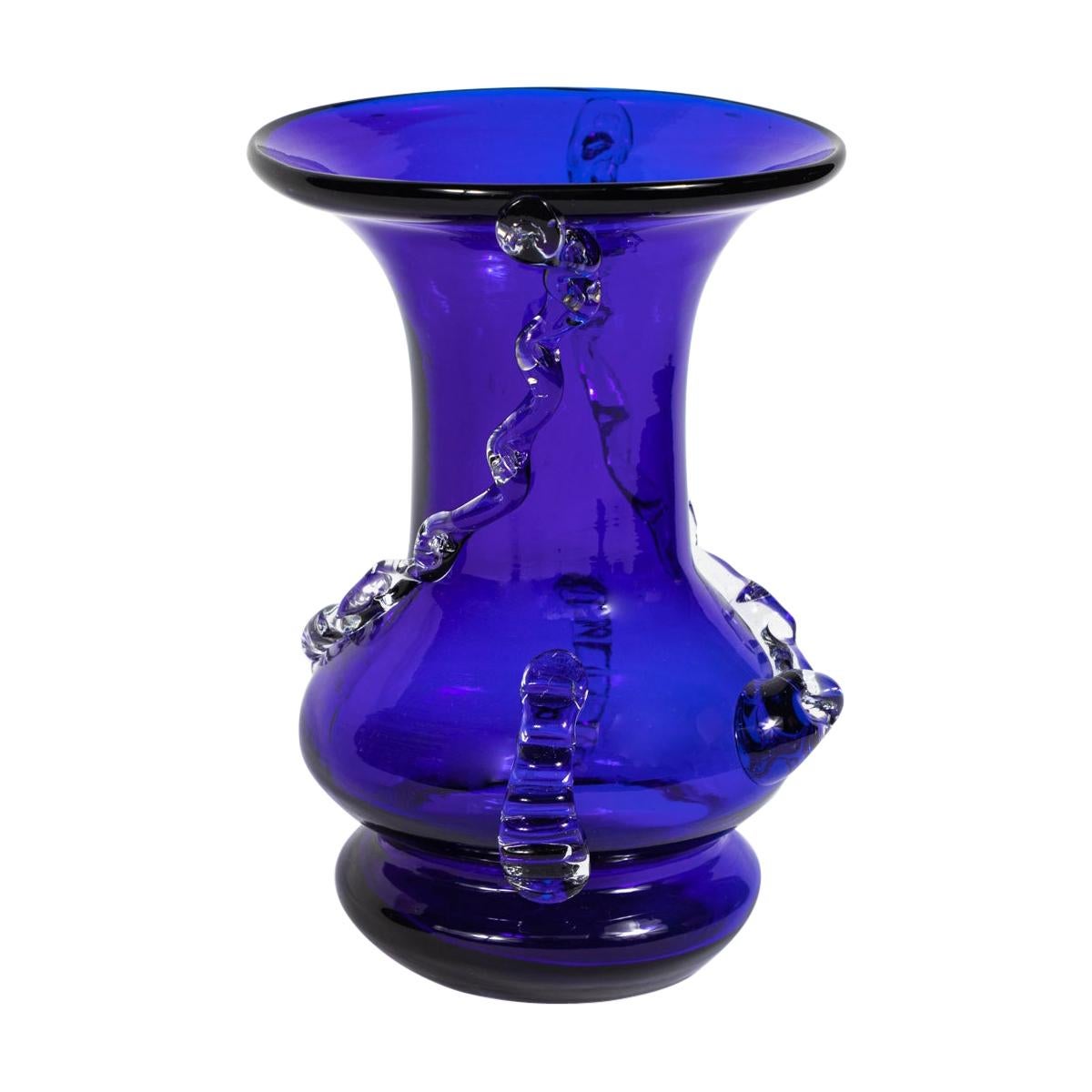 Vase en verre soufflé bleu cobalt mi-siècle avec décoration en verre clair 