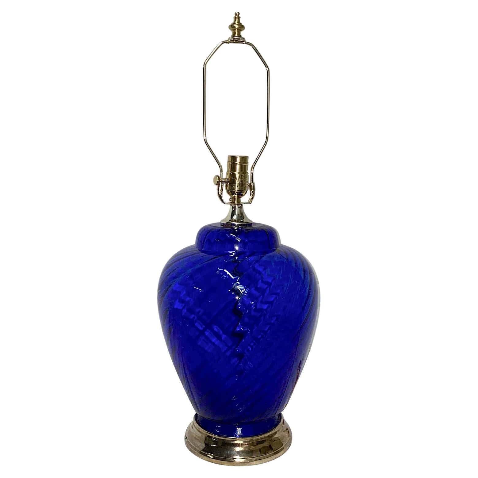 Lampe de bureau en verre bleu cobalt du milieu du siècle dernier