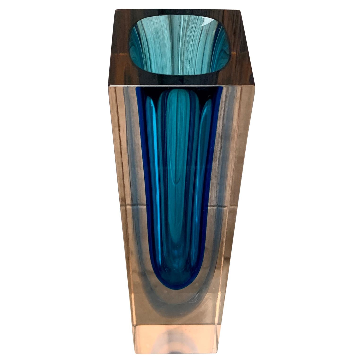 Un vaso Sommerso sfaccettato di fattura veneziana, di colore blu cobalto, realizzato dall'artista muranese Flavio Poli. Questo pezzo d'arte risale al 1960 circa per 