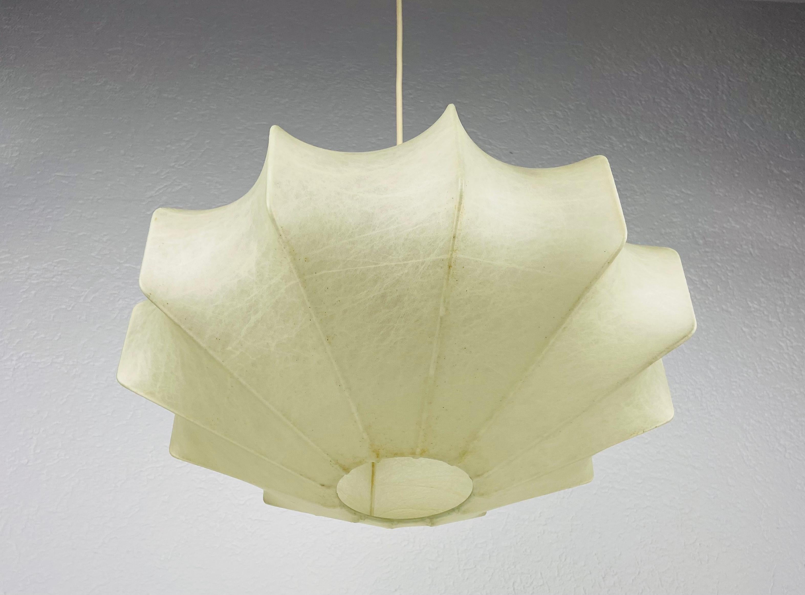 A losange cocoon pendant lamp made in Italy in the 1960s. The hanging lamp has a design similar to the lightings made by Achille Castiglioni. The lamp shade is of original resin and has a losange shape.

The light requires one E27 (US E26) light