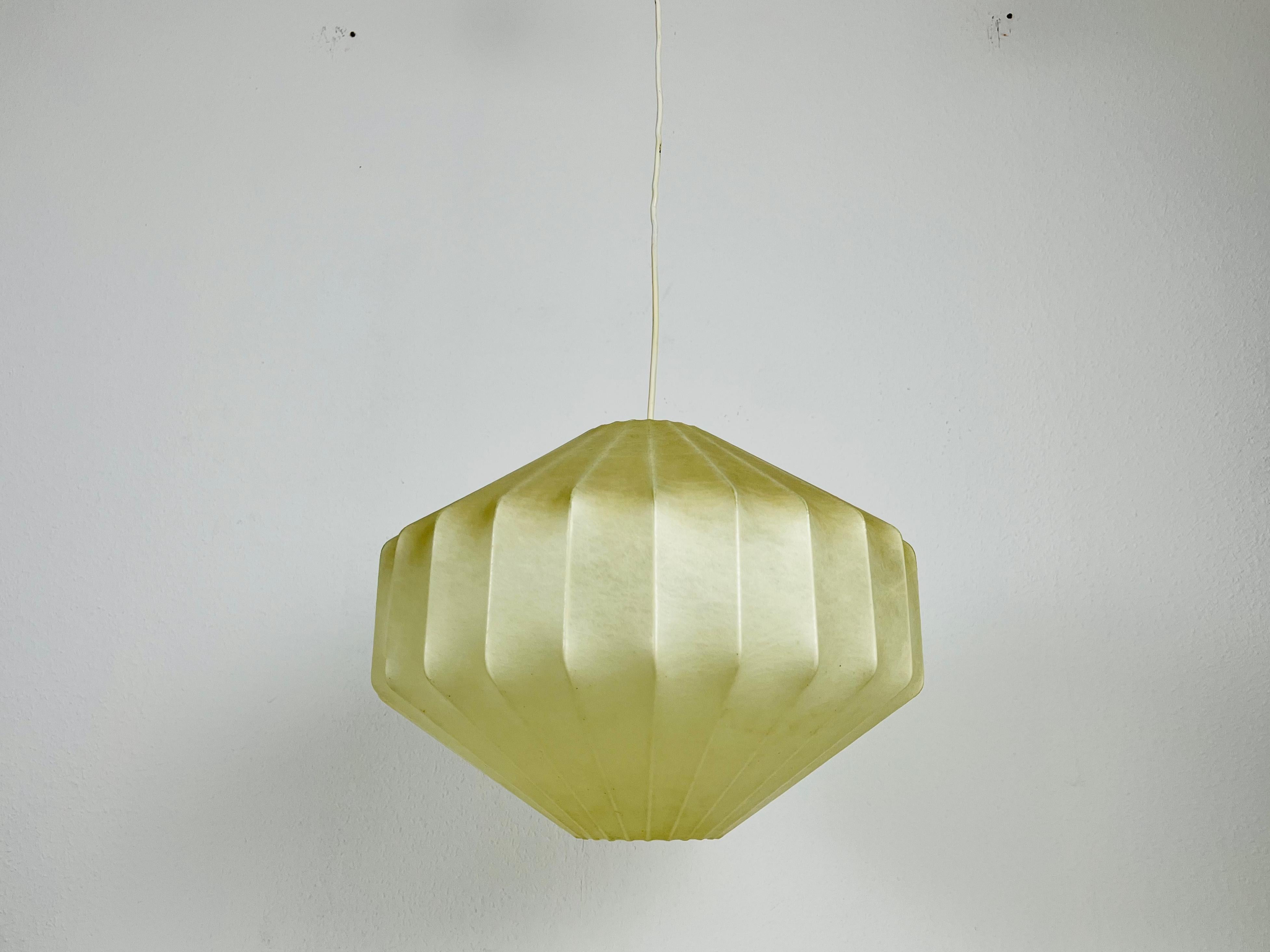 Midcentury Cocoon Losange Pendant Light, 1960s, Italy In Good Condition For Sale In Hagenbach, DE