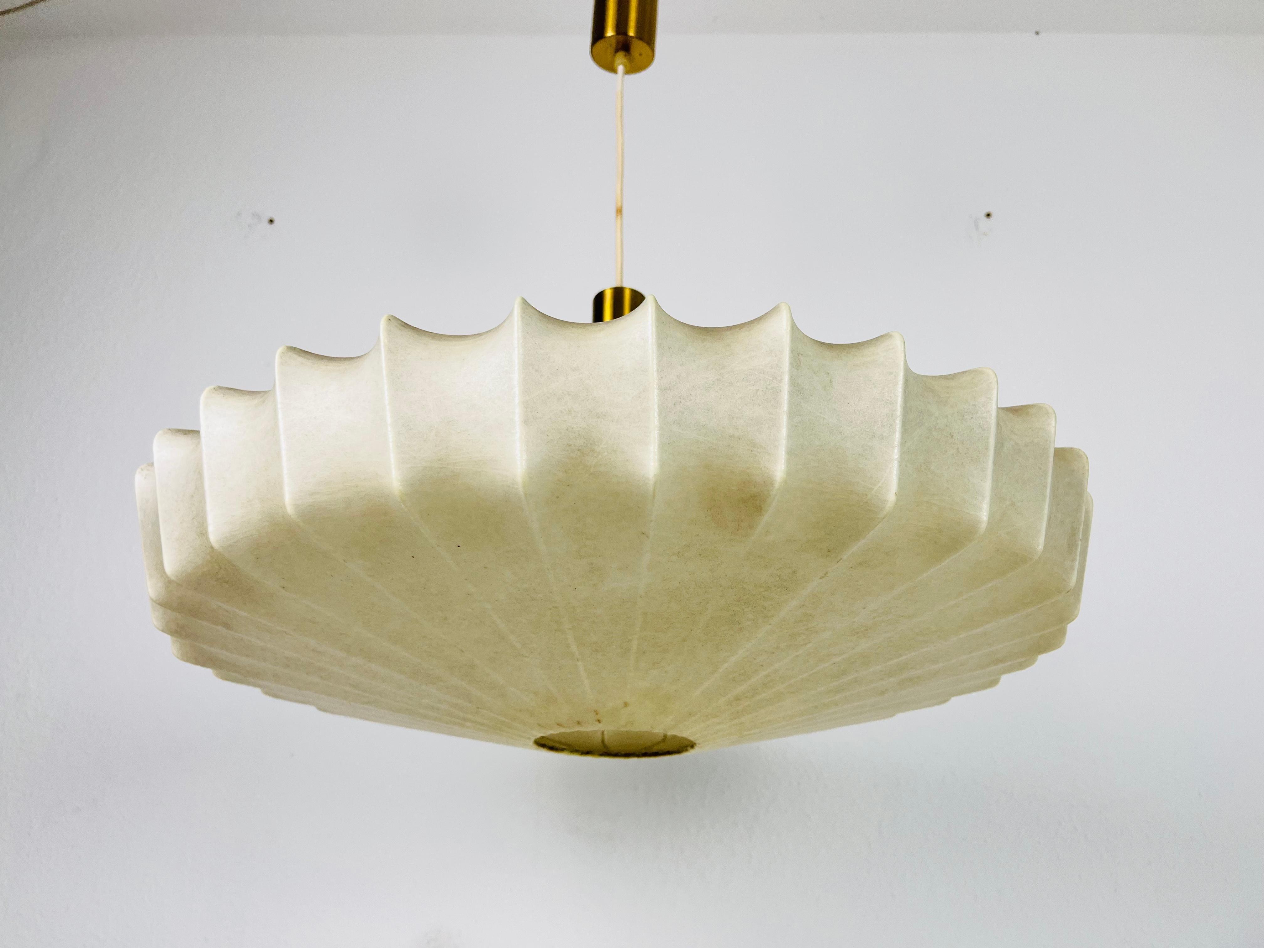A cocoon pendant lamp made in Italy in the 1960s. The hanging lamp has a design similar to the lightings made by Achille Castiglioni. The lamp shade is made of original resin and has a losange shape.

Measurements:
Height: 35-65 cm
Diameter: 56