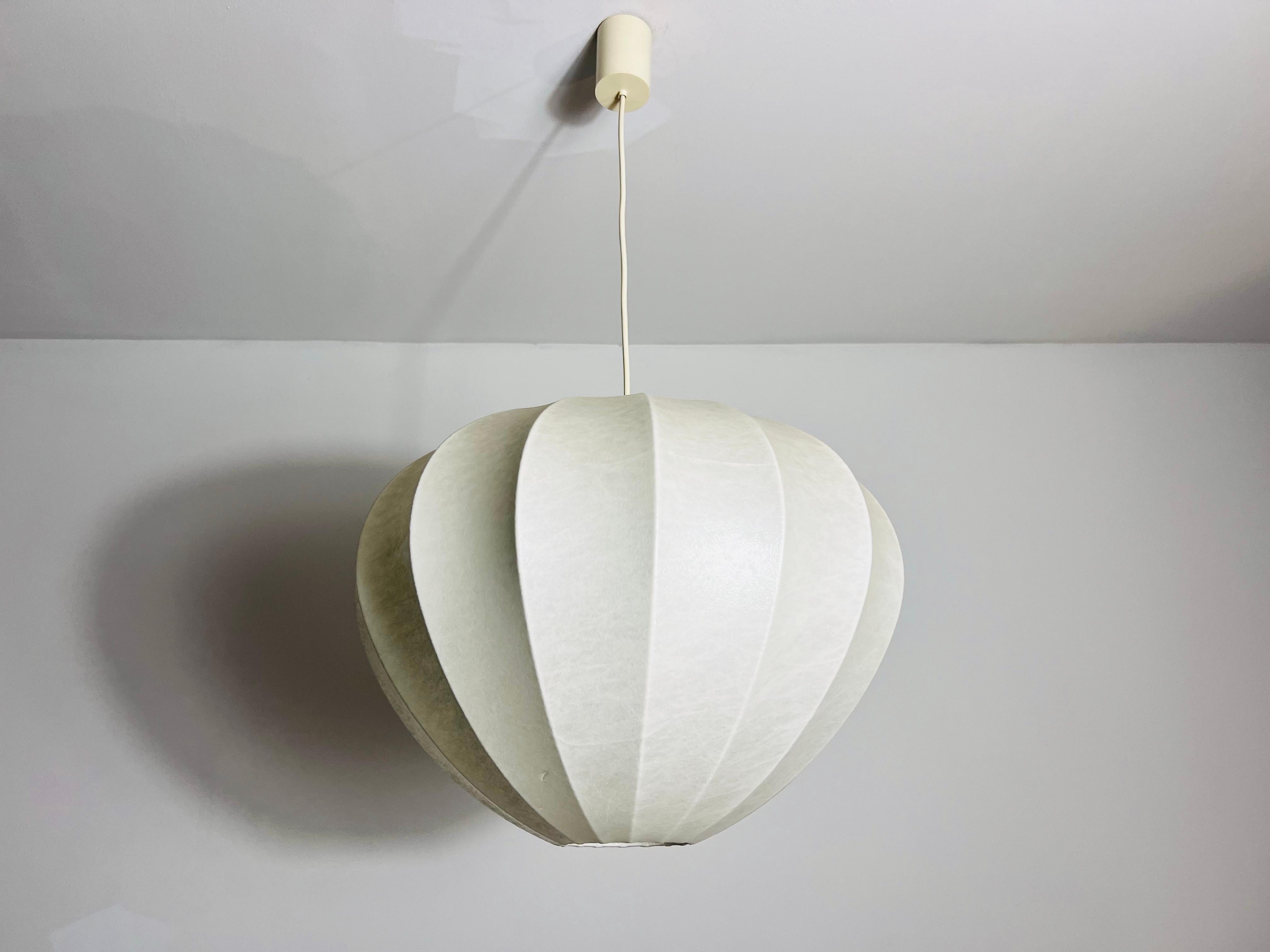 Mid-Century moderno Lampada a sospensione a forma di losanga Cocoon Lights del Medioevo, anni '60, Italia