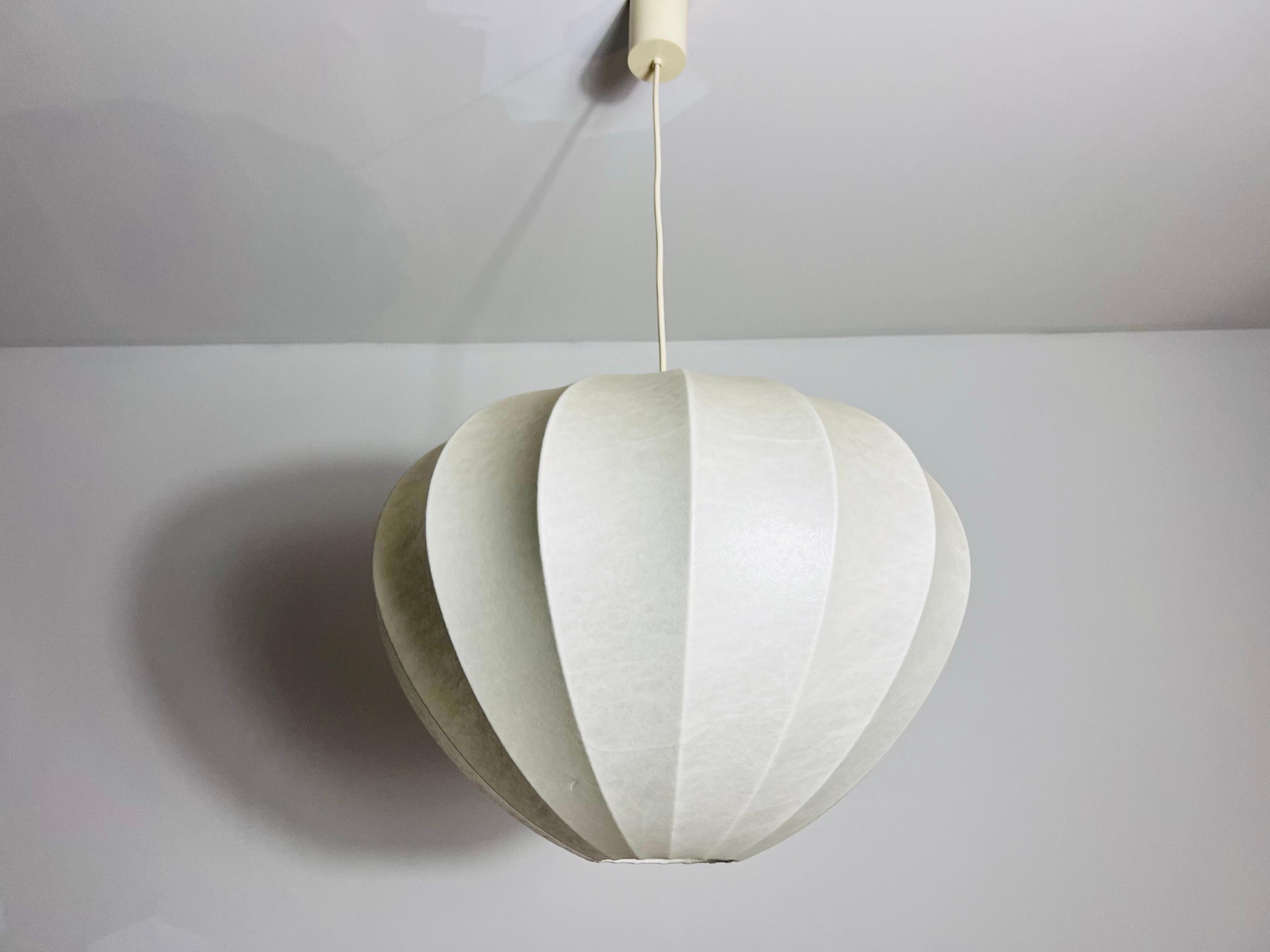 Lampada a sospensione a forma di losanga Cocoon Lights del Medioevo, anni '60, Italia In condizioni buone a Hagenbach, DE