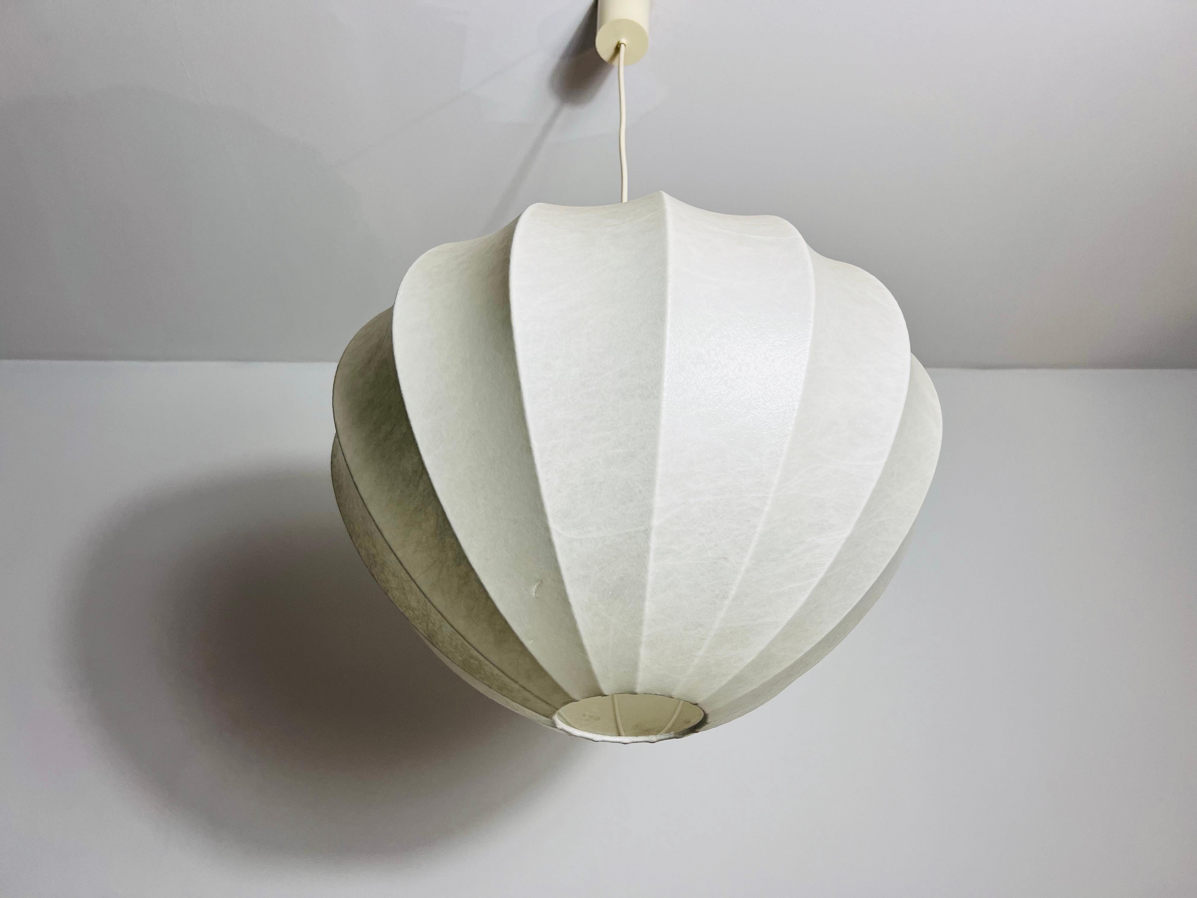 Resina Lampada a sospensione a forma di losanga Cocoon Lights del Medioevo, anni '60, Italia