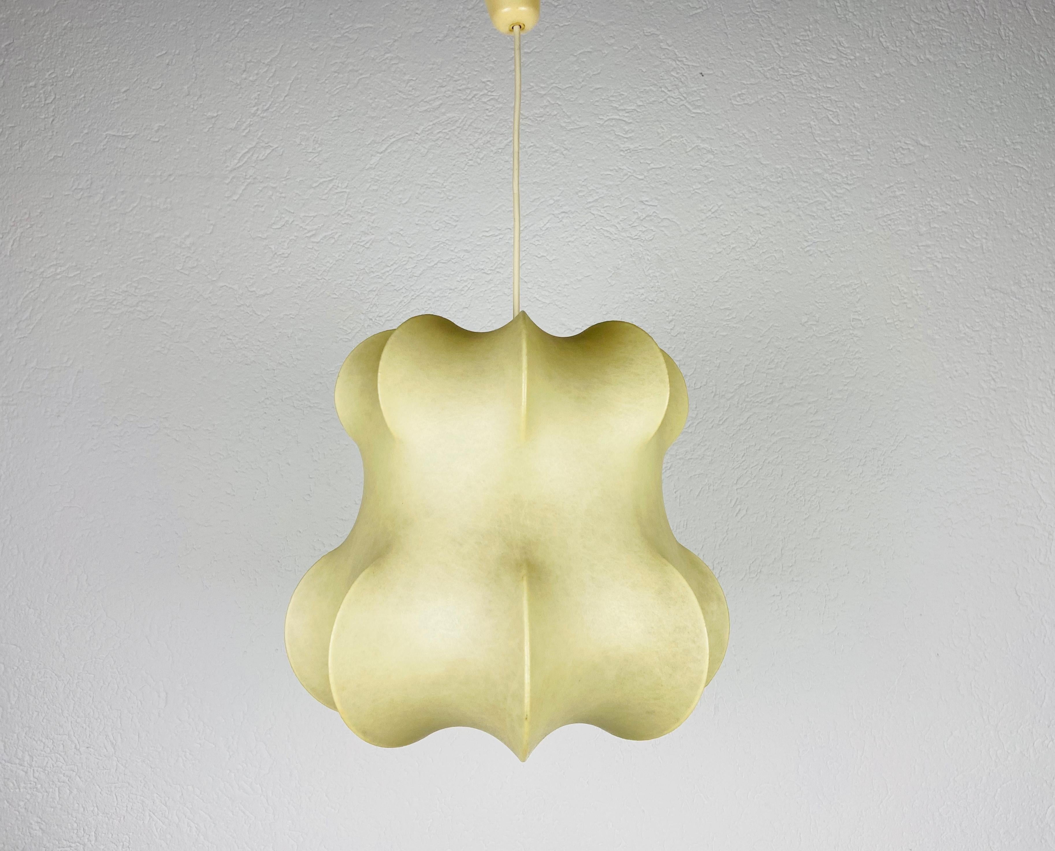 A cocoon pendant lamp made in Italy in the 1960s. The hanging lamp has a design similar to the lightings made by Achille Castiglioni. The lamp shade is of original resin and has a flower shape.

Measures: Height 31-63 cm 
Diameter 35 cm

The