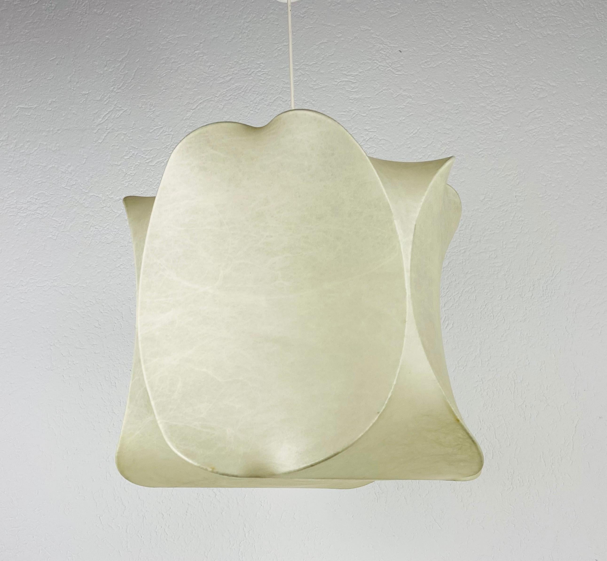 A cocoon pendant lamp made in Italy in the 1960s. The hanging lamp has a design similar to the lightings made by Achille Castiglioni. The lamp shade is made of original resin and has a losange shape.

Maximum height: 38-74 cm

The light requires