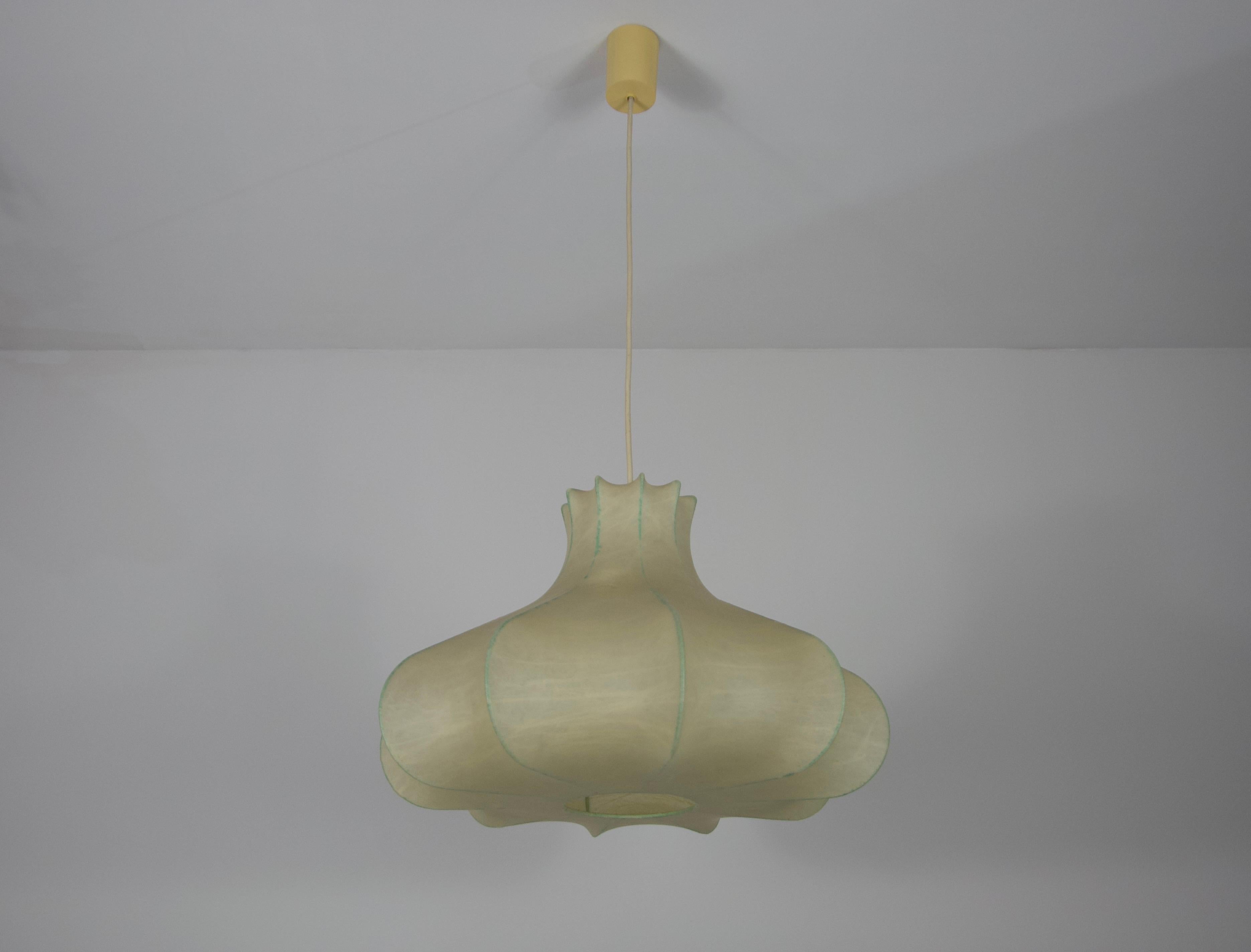 This extraordinary cocoon pendant lamp, crafted in Italy during the 1960s, features a highly unusual and sculptural design that epitomizes the elegance of mid-century modern aesthetics. The flowing, organic shape creates a striking visual impact,