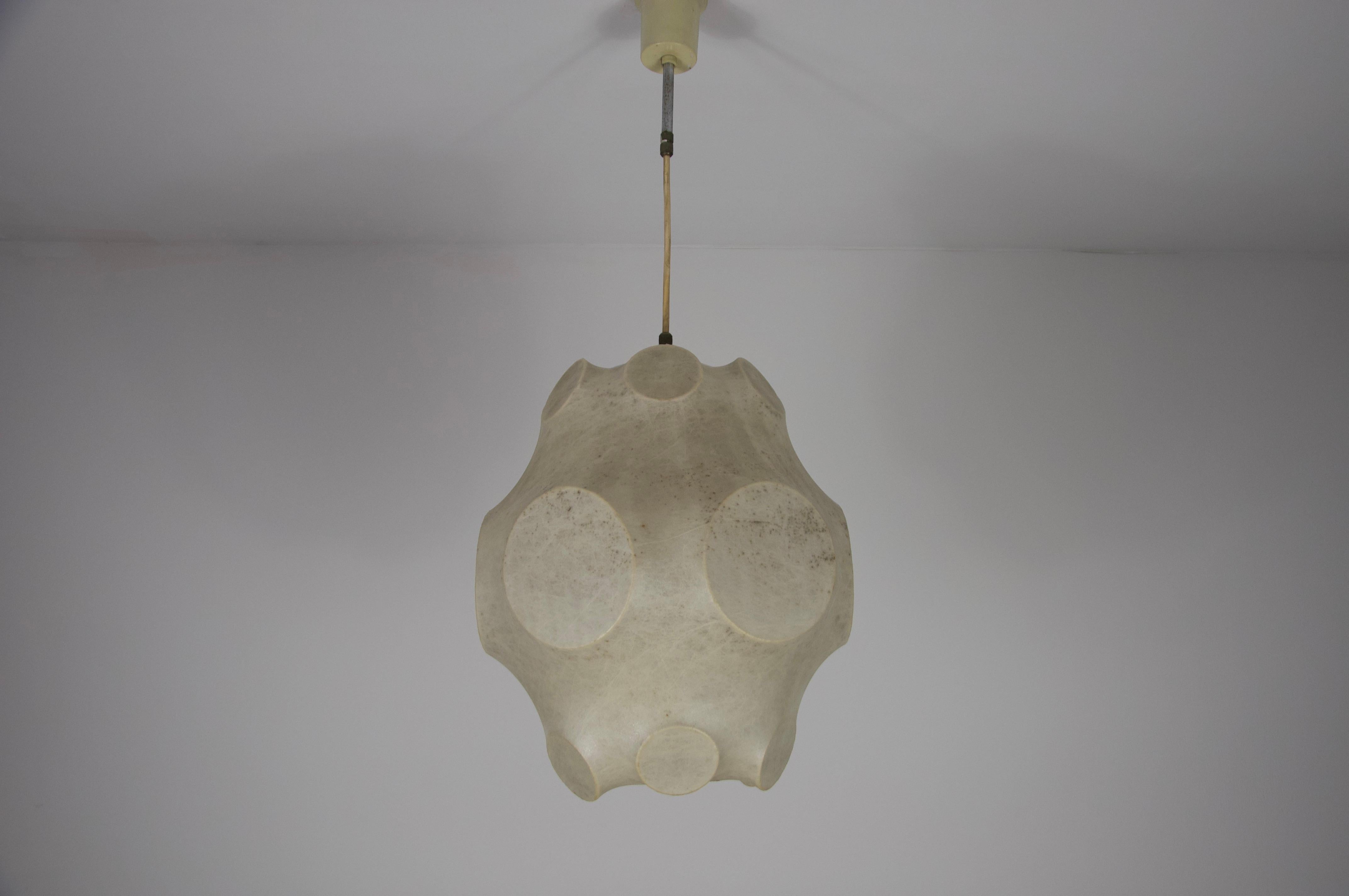 This extraordinary cocoon pendant lamp, crafted in Italy during the 1960s, features a highly unusual and sculptural design that epitomizes the elegance of mid-century modern aesthetics. The flowing, organic shape creates a striking visual impact,