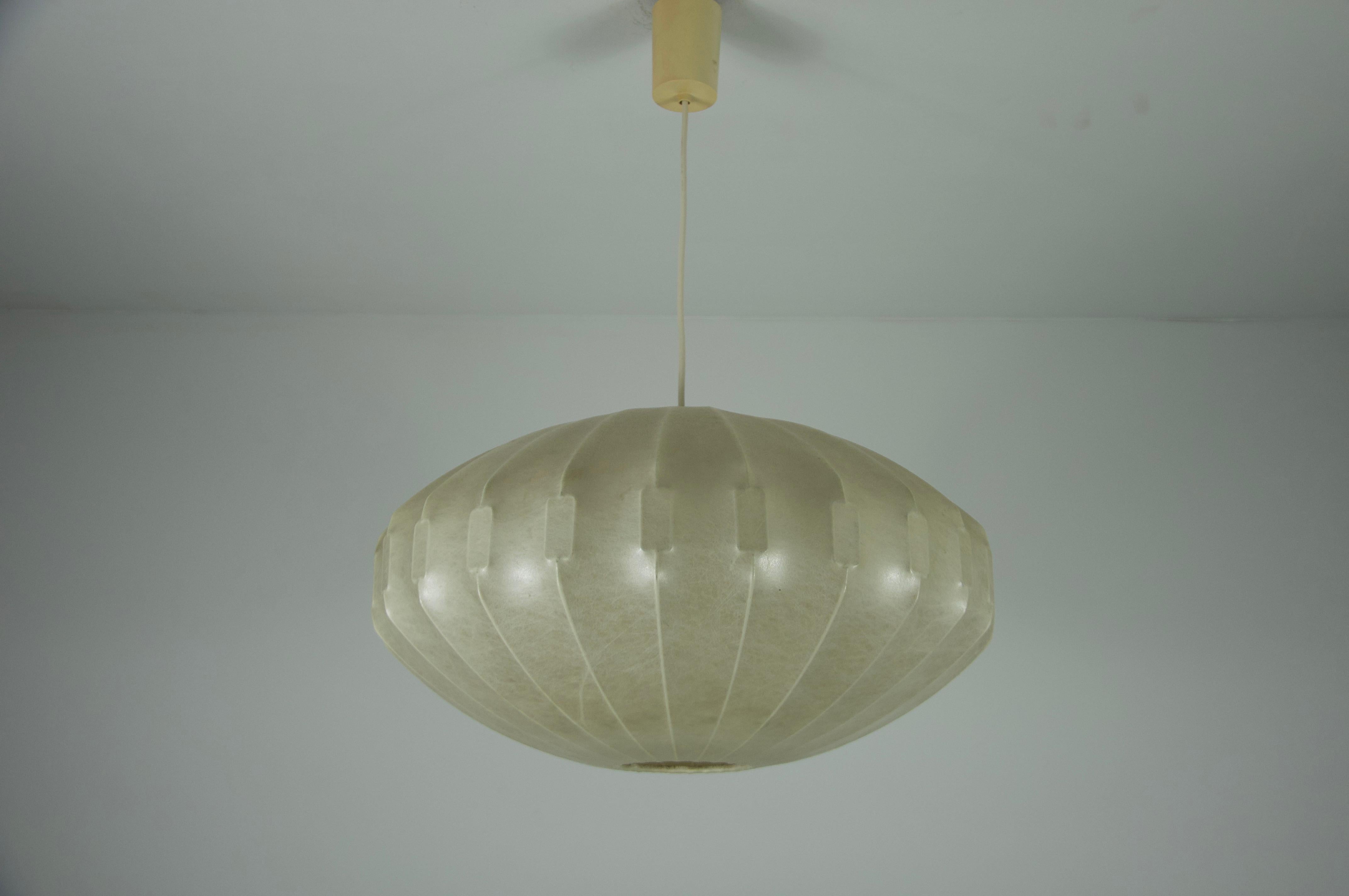 This extraordinary cocoon pendant lamp, crafted in Italy during the 1960s, features a highly unusual and sculptural design that epitomizes the elegance of mid-century modern aesthetics. The flowing, organic shape creates a striking visual impact,