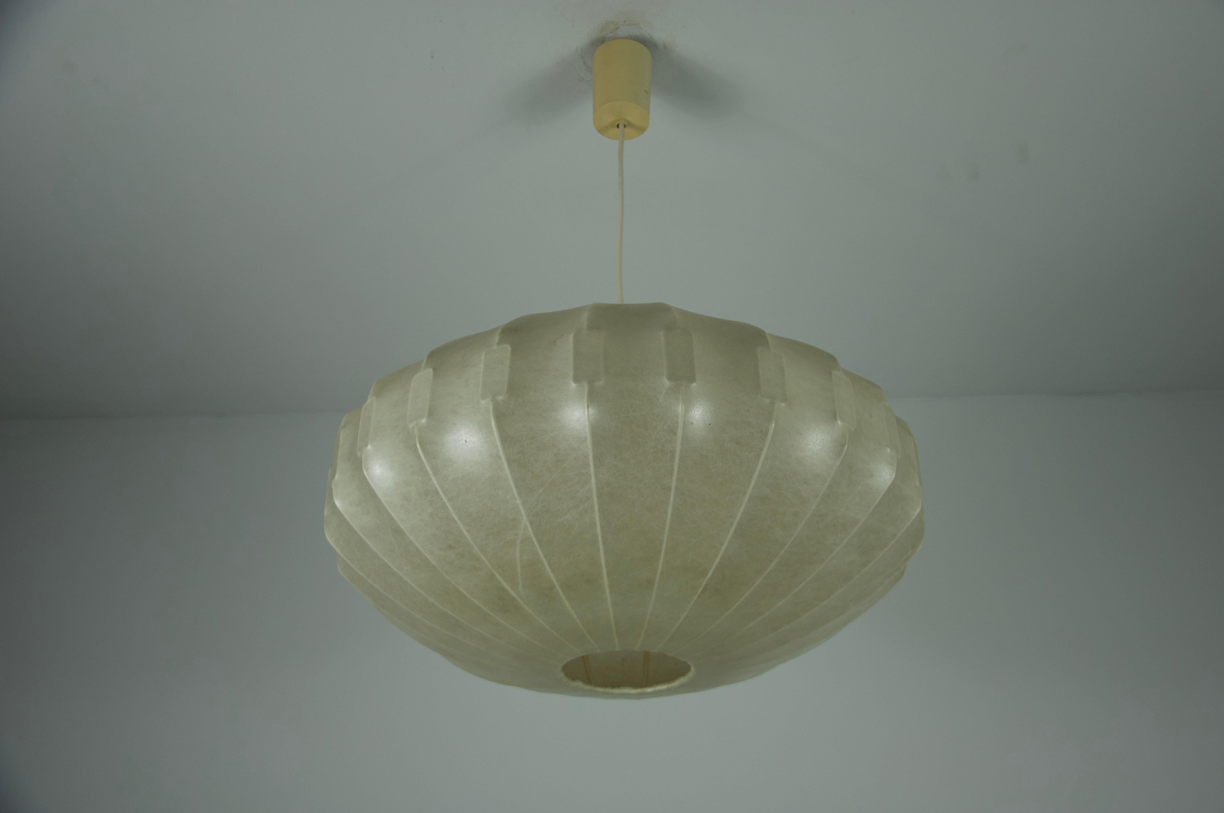 Midcentury Cocoon Pendant Light, 1960s, Italy In Good Condition For Sale In Hagenbach, DE