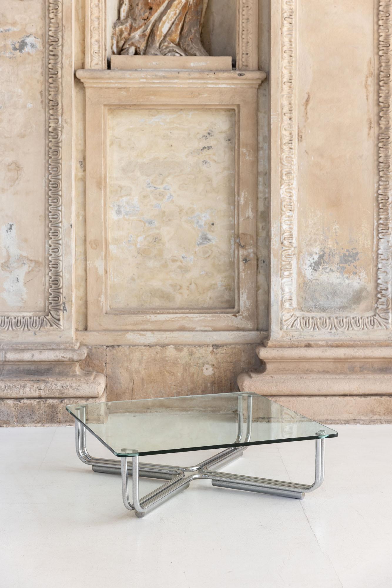 Couchtisch Modell 784 aus der Mitte des Jahrhunderts, entworfen von Gianfranco Frattini für Cassina. 
Original verchromte Stahlstruktur und Glasplatte
Perfekter Vintage-Zustand 
Italien, 1960