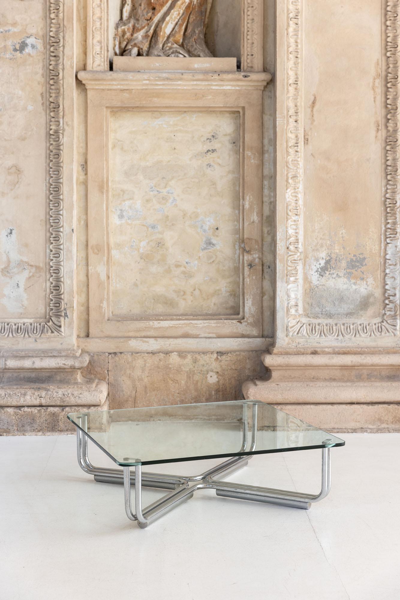 Mesa de centro de mediados de siglo modelo 784 diseñada por Gianfranco Frattini para Cassina. 
Estructura original de acero cromado y tapa de cristal
Perfecto estado vintage 
Italia, 1960