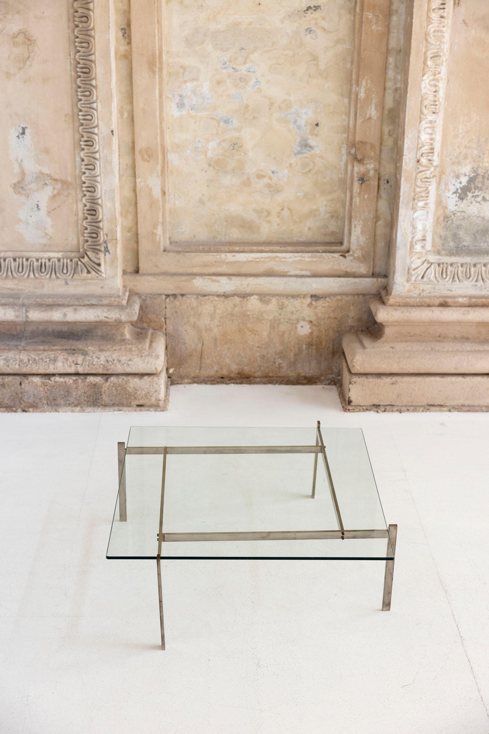 Coffee table mod. Pk61 designed by Poul Kjærholm in Denmark in 1956 for Fritz Hansen.
Minimalist design table with original stainless steel structure and clear glass top. The four base elements are joined with machine screws that give the table its