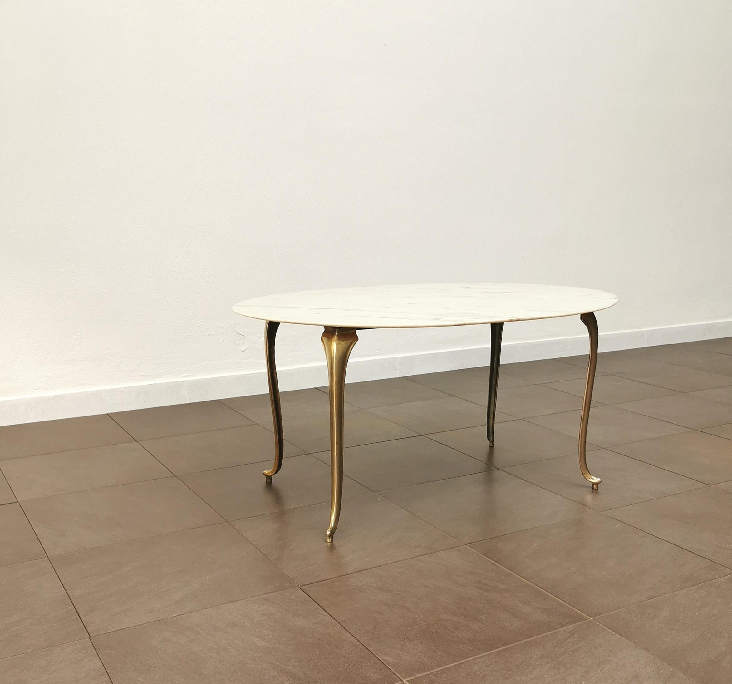 Midcentury Coffee Cocktail Table Brass White Marble Oval Italian Design 1950s In Good Condition In Palermo, IT