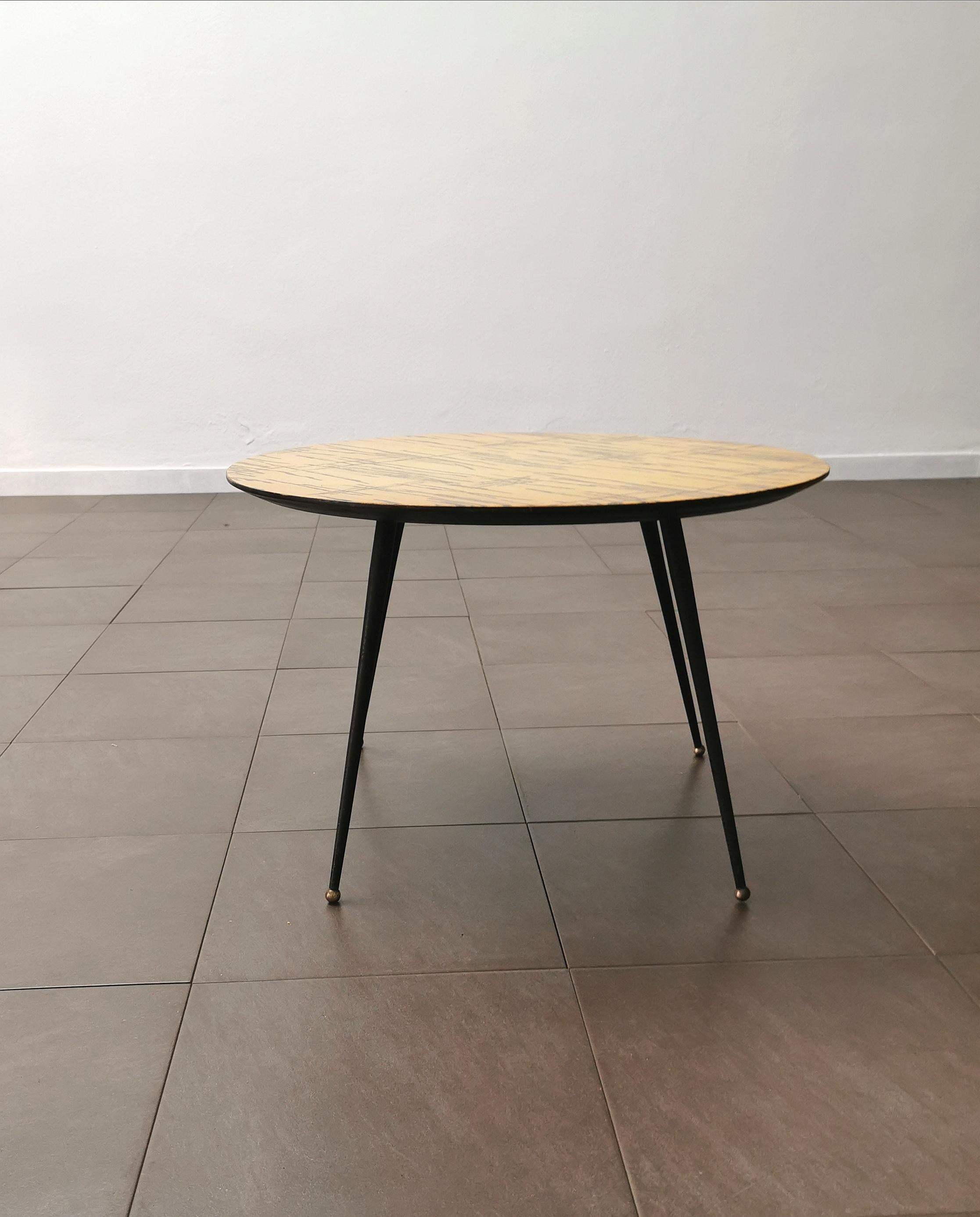 Coffee Table Wood Metal Brass Round Midcentury Modern Italian Design 1960s In Good Condition For Sale In Palermo, IT