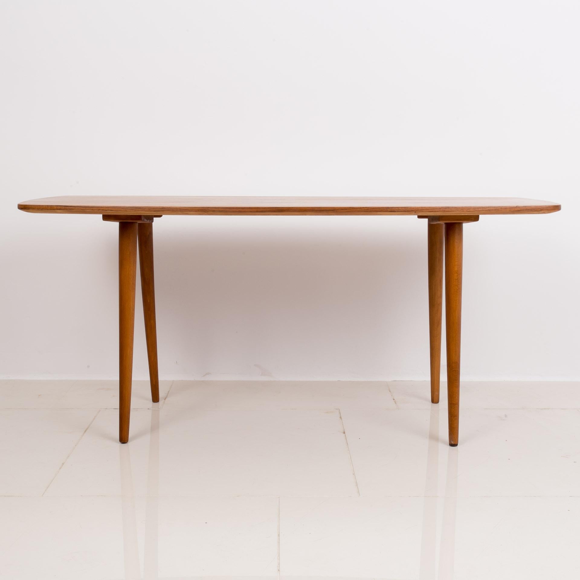 Cette belle table basse a été fabriquée en Tchécoslovaquie dans les années 1950 par le célèbre fabricant Jitona. Il comporte 4 pieds minces, ce qui était un élément typique des meubles de ces années-là. Elle est fabriquée en bois de hêtre et le