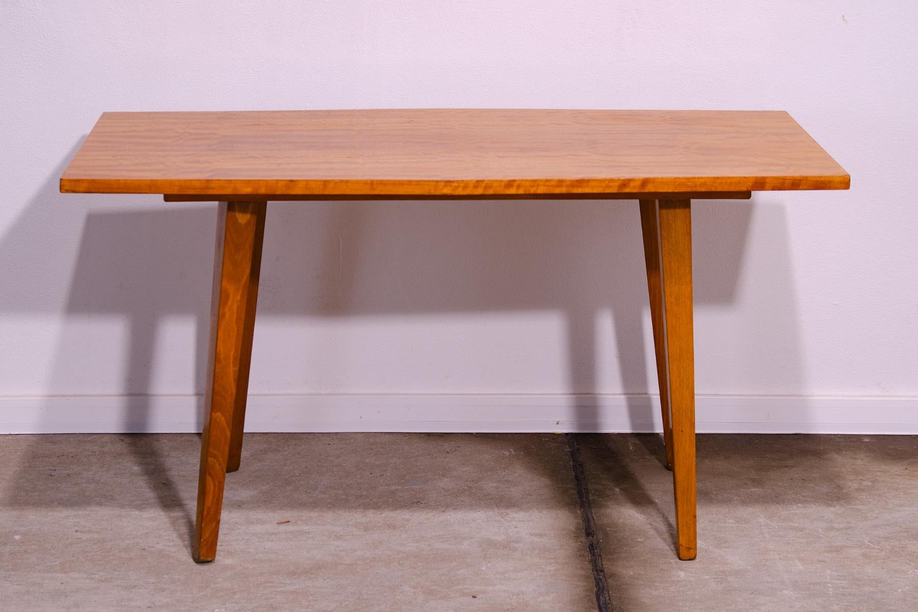Modern occasional midcentury coffee table designed by František Jirák for Tatra nábytok, it was made in the 1960´s in the former Czechoslovakia.

It´s made of beech wood. In good Vintage condition, shows signs of age and use.

Dimensions:

Length: