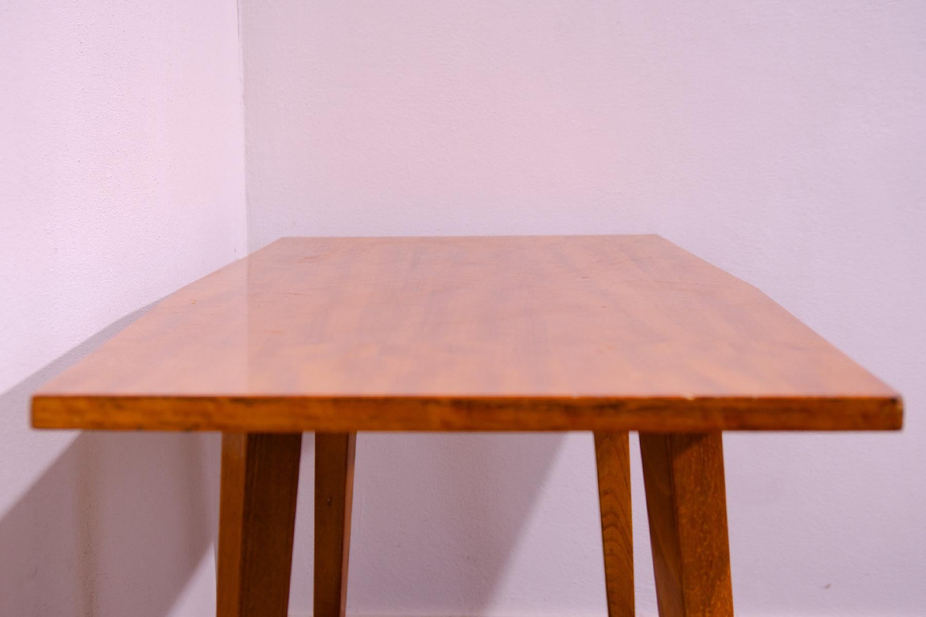 Table basse du milieu du siècle par František Jirák pour Tatra nábytok, années 1960 Bon état - En vente à Prague 8, CZ