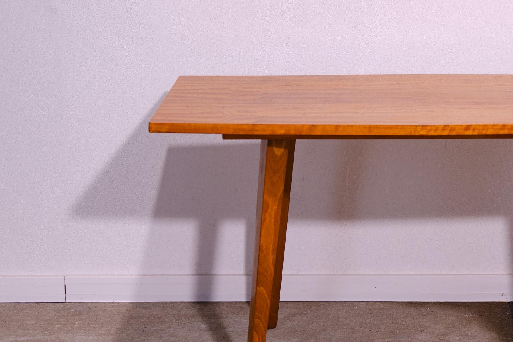 Bois Table basse du milieu du siècle par František Jirák pour Tatra nábytok, années 1960 en vente