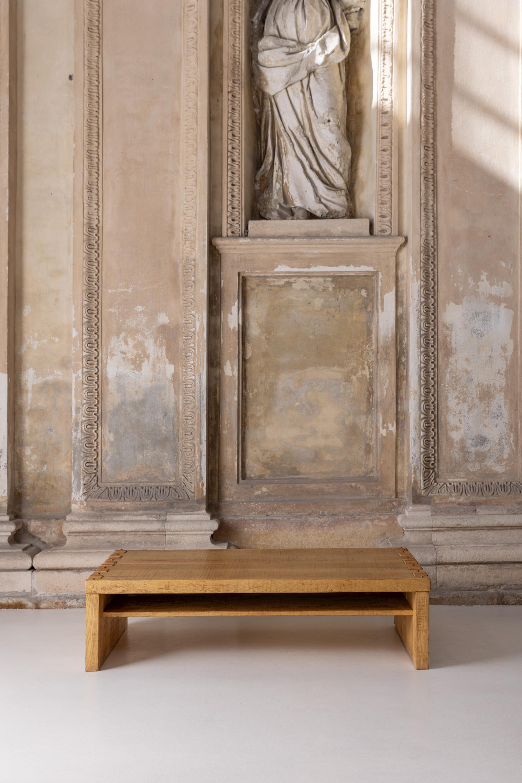 Table basse du sculpteur et designer italien Giuseppe Rivadossi fabriquée par Officina Rivadossi. 
Superbe table basse présentant un haut niveau d'artisanat dans le travail du bois, ce qui confère à cette pièce l'esthétique distinctive pour laquelle