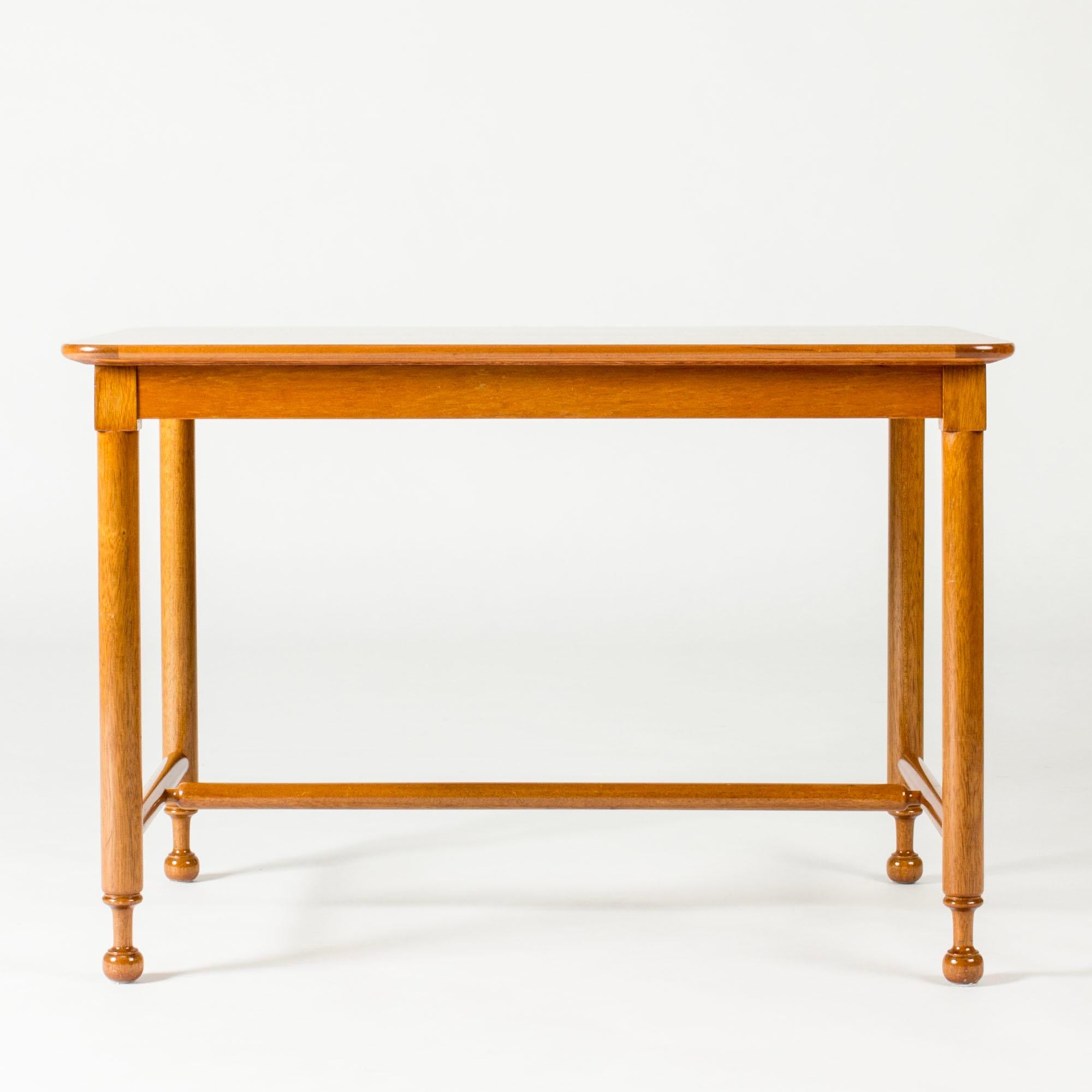 Petite table basse ou d'appoint de Josef Franks, en acajou, avec un plateau aux angles arrondis. Design-Light avec des pieds élégamment sculptés.
