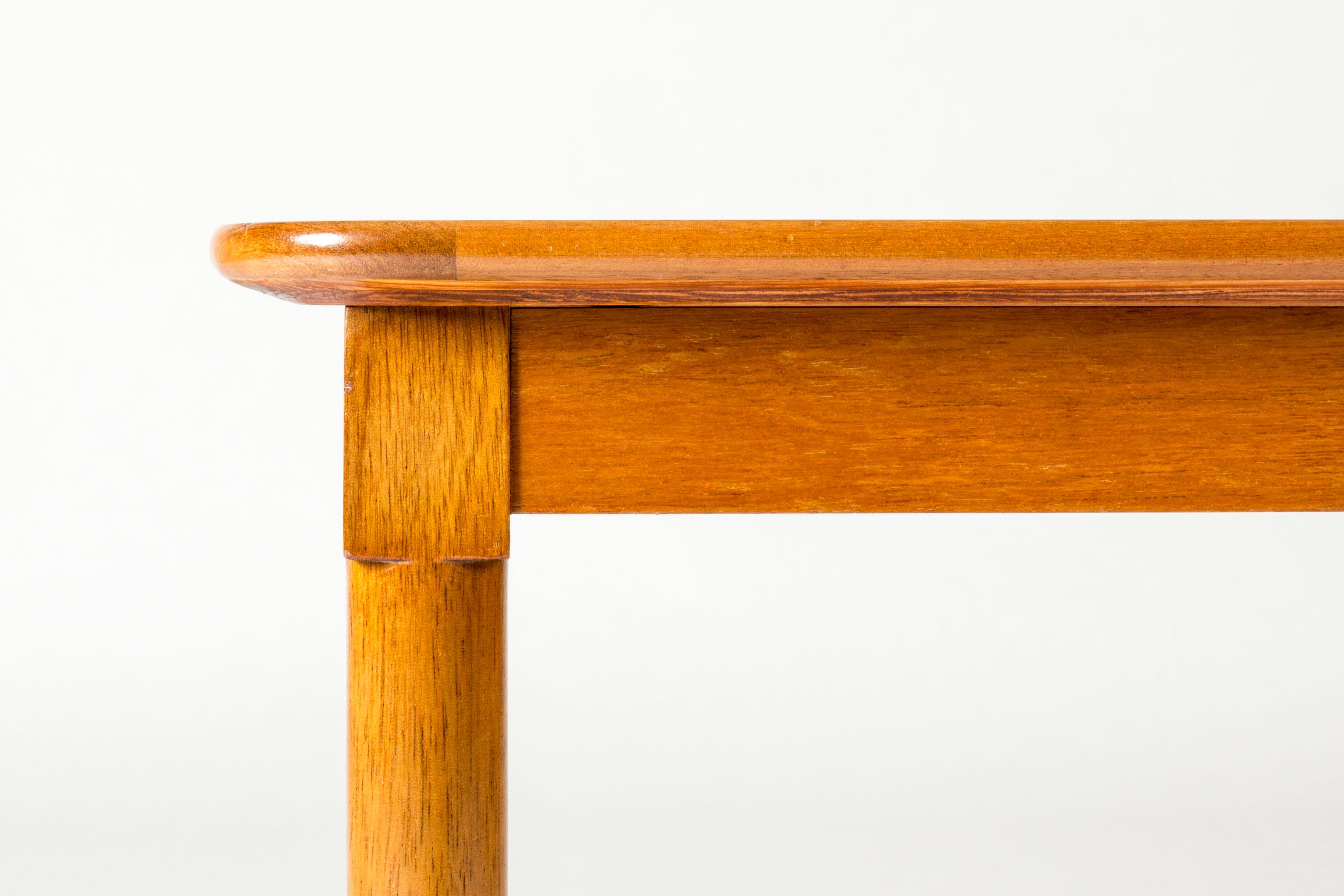 Table basse de milieu de siècle par Josef Frank, Svenskt Tenn, Suède, années 1950 Bon état - En vente à Stockholm, SE