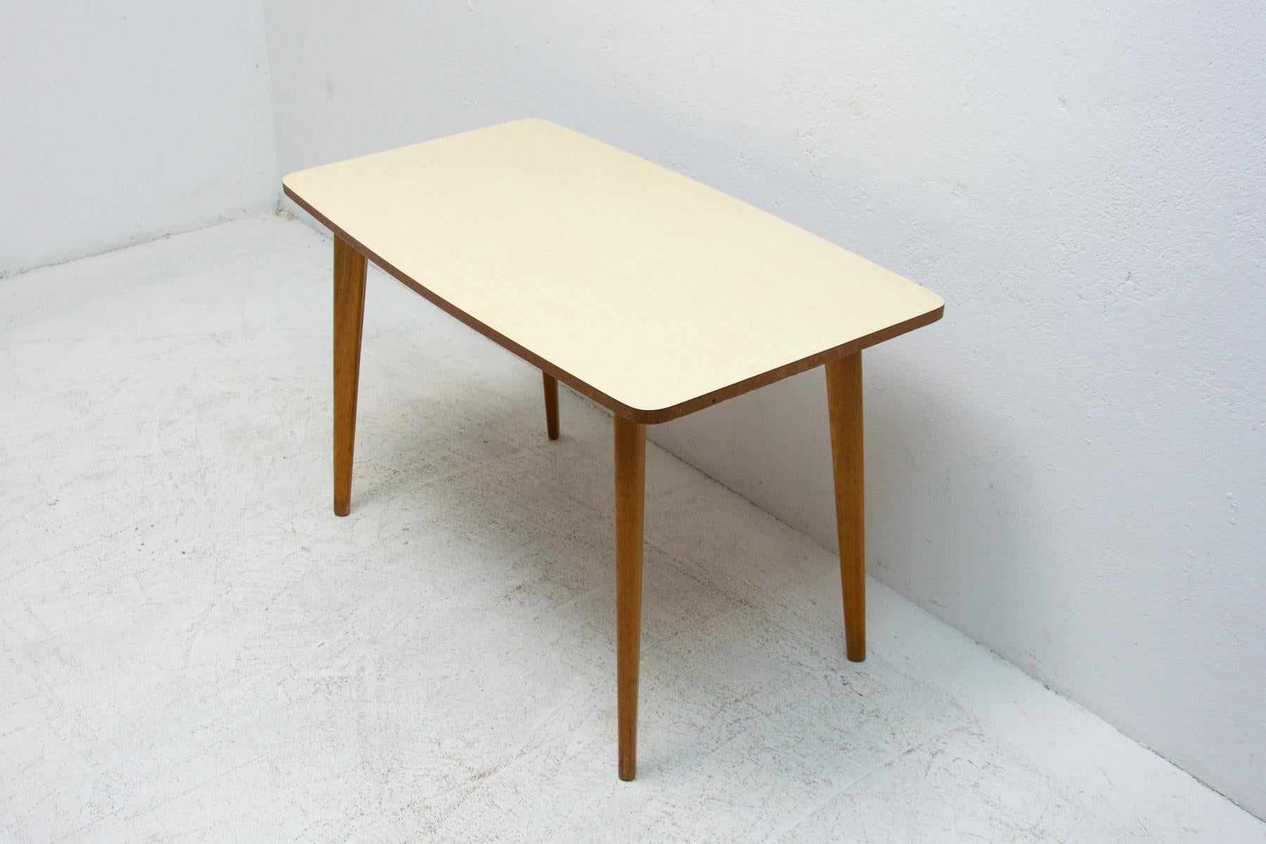 Midcentury Coffee Table, Czechoslovakia, 1960s In Good Condition For Sale In Prague 8, CZ