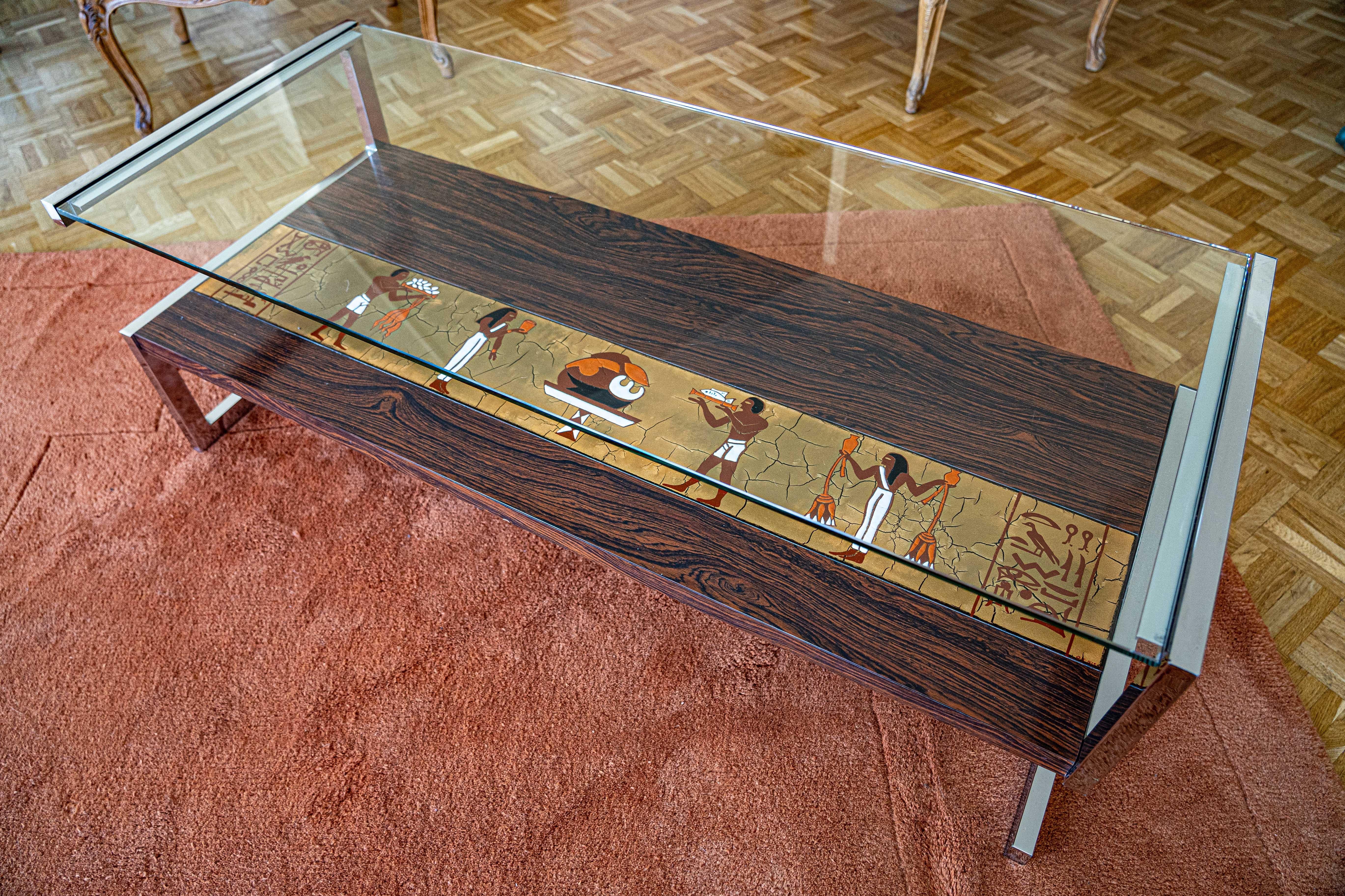 Couchtisch mit ägyptischen Motiven aus der Mitte des Jahrhunderts, Kacheln auf Palisanderholzstütze, Stahl und Glas (Italienisch) im Angebot